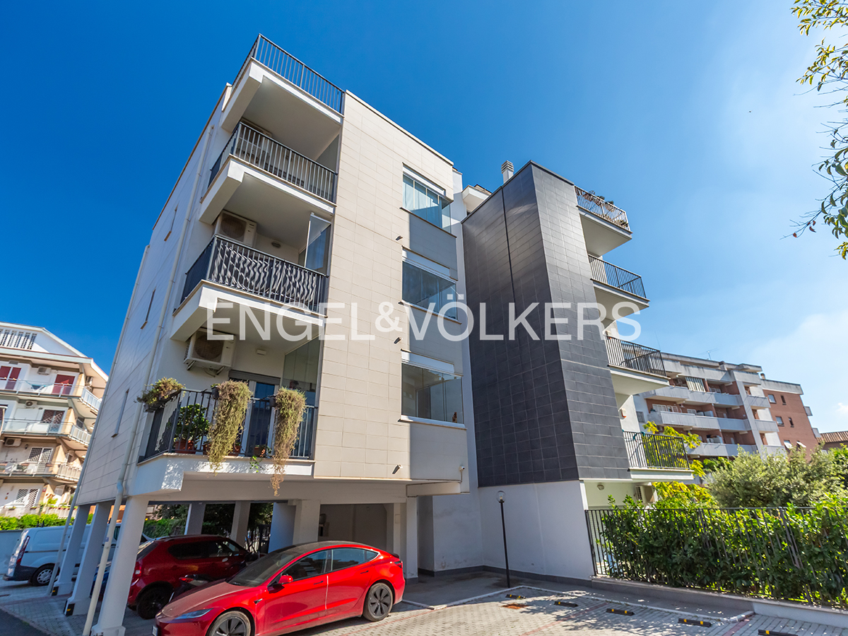 A4-rated apartment with dual exposure, Laurentina