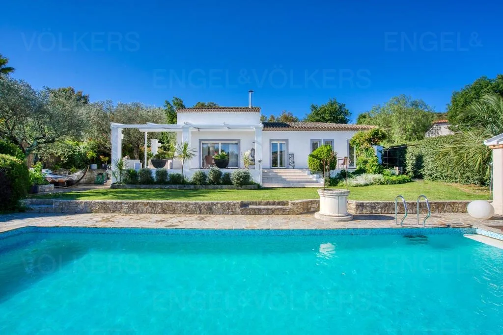 Quiet villa with views of the hills and heated pool
