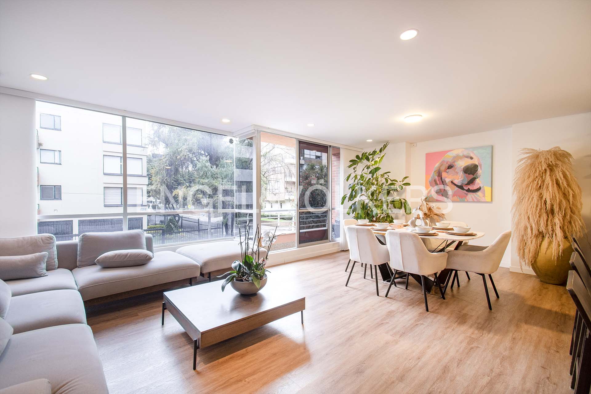 Apartamento exterior con balcón para venta en Chicó Navarra