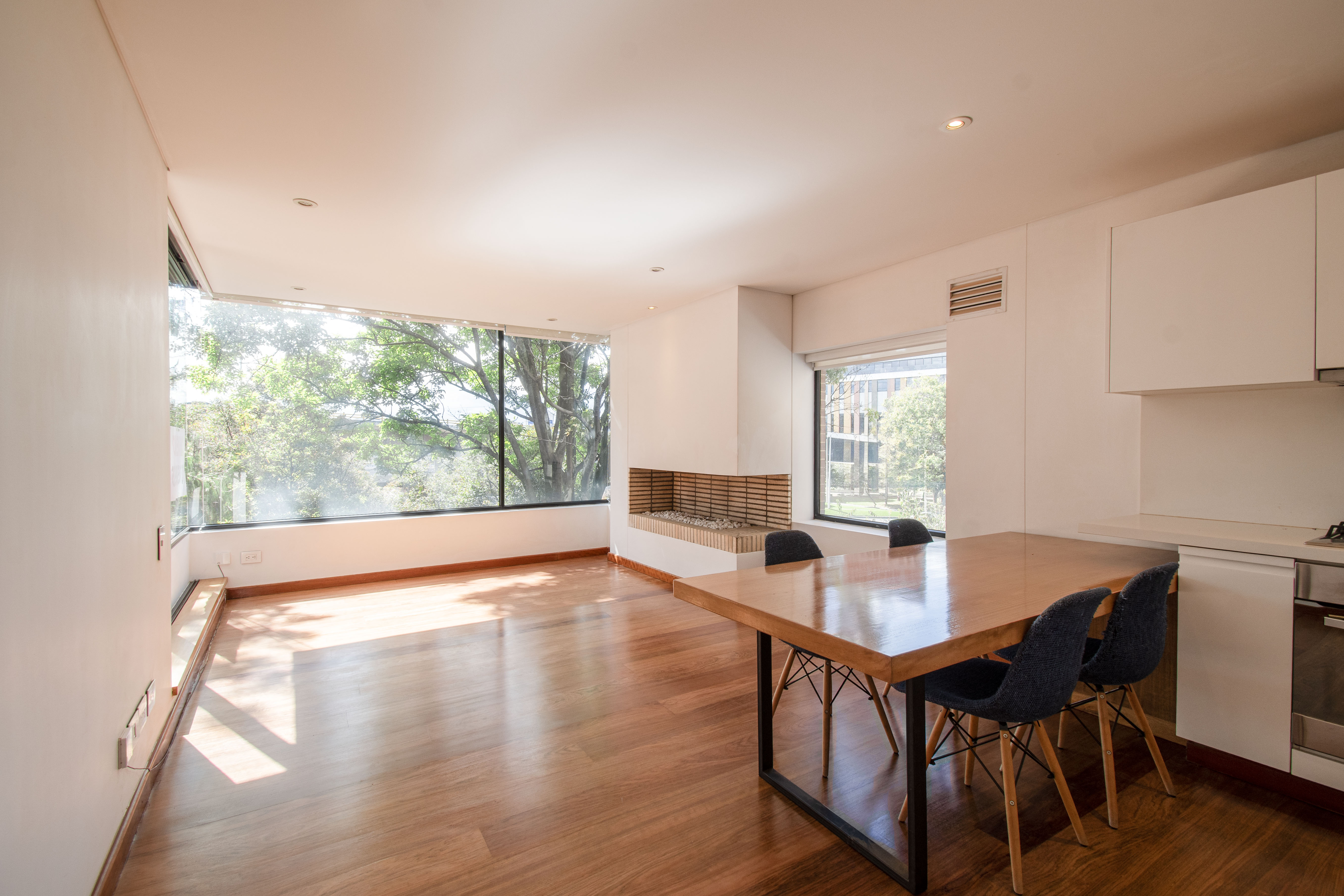 Iluminado apartamento con balcón para arriendo en El Chicó
