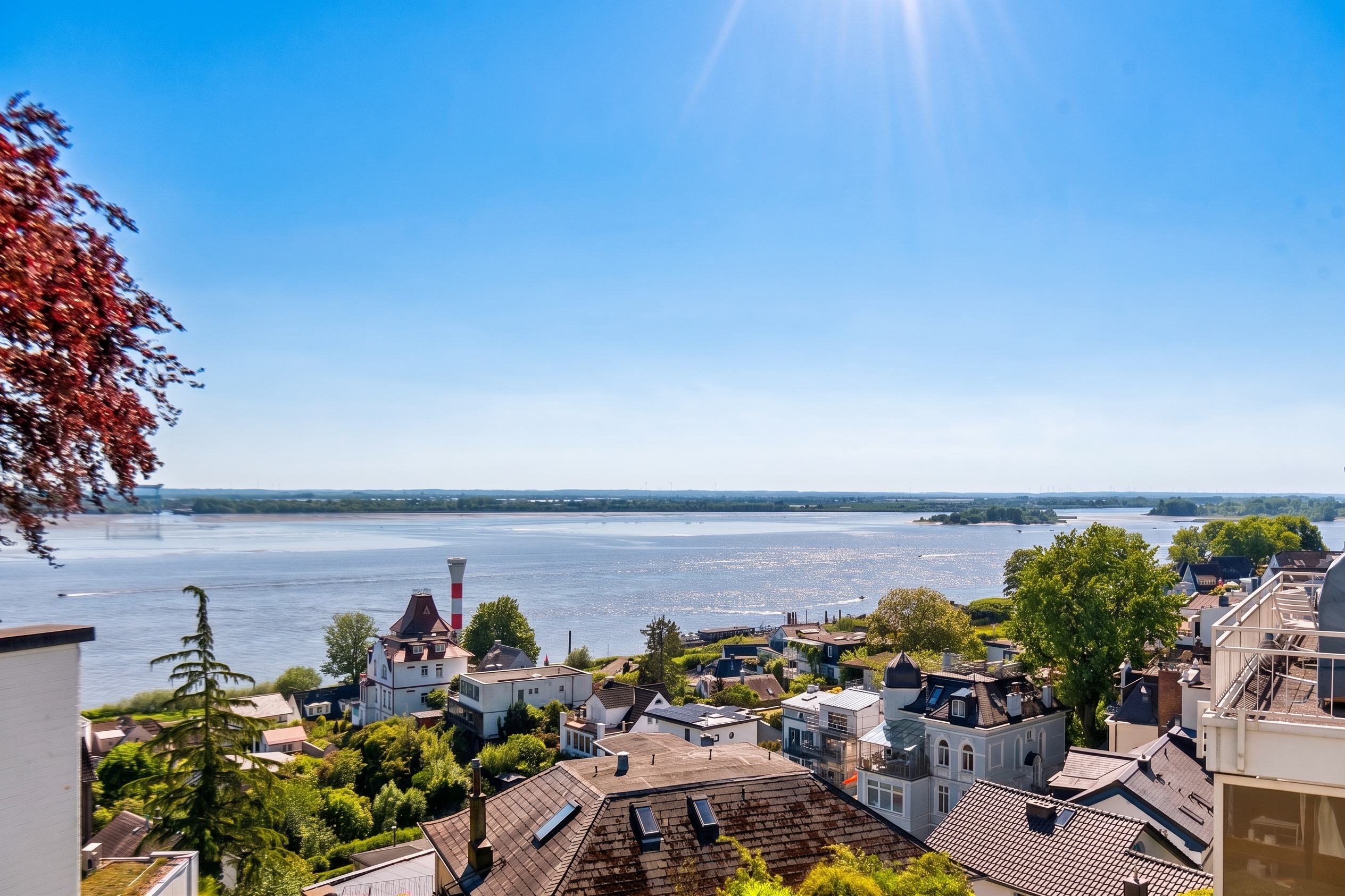 1-Zimmer-Wohnung mit atemberaubendem Elbblick und privater Terrasse im Ortskern von Blankenese: Seltene Sanierungschance in Bestlage