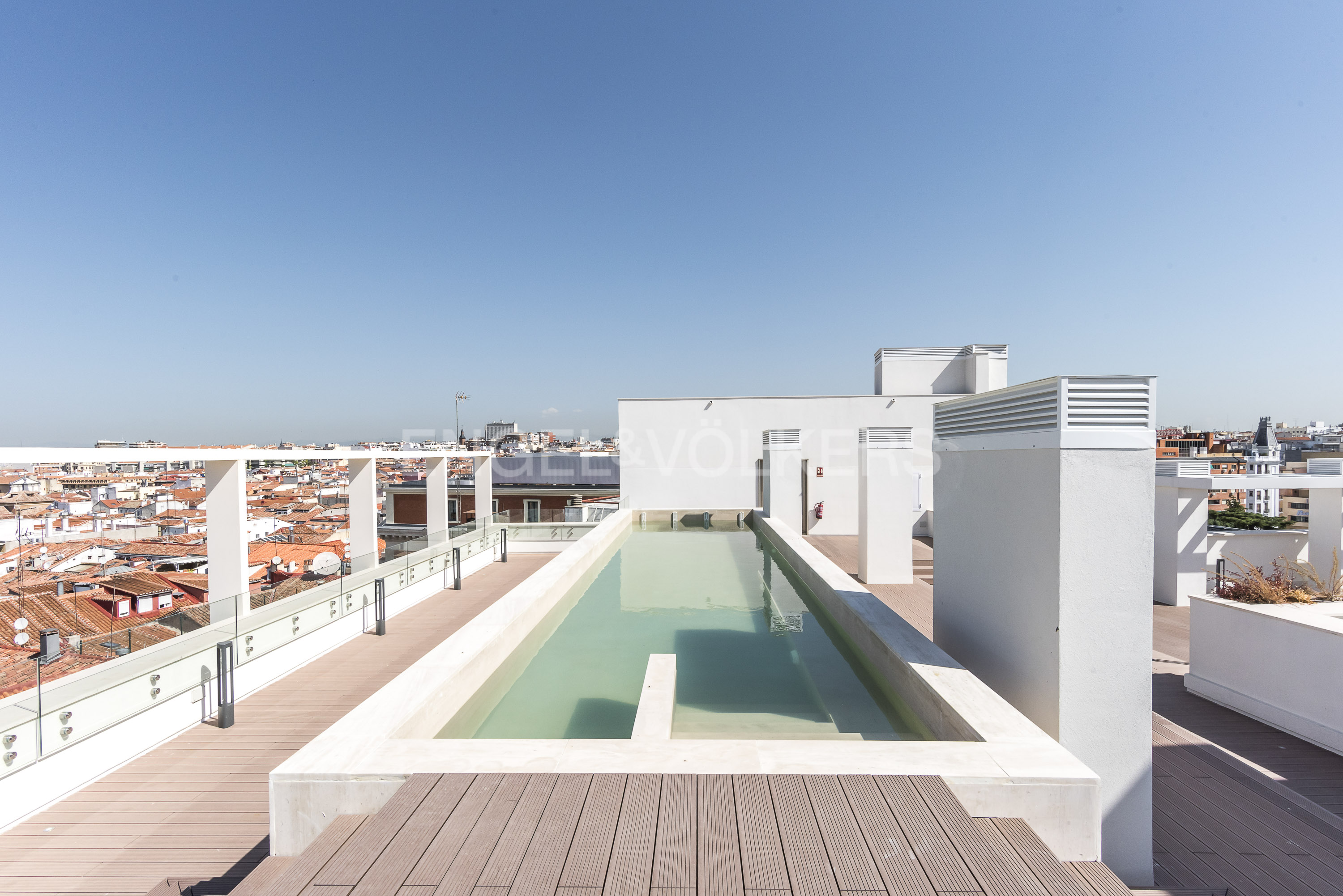 Exclusive renovated luxury apartment with 2 bedrooms, 2 bathrooms, rooftop pool, and storage room in Justicia.