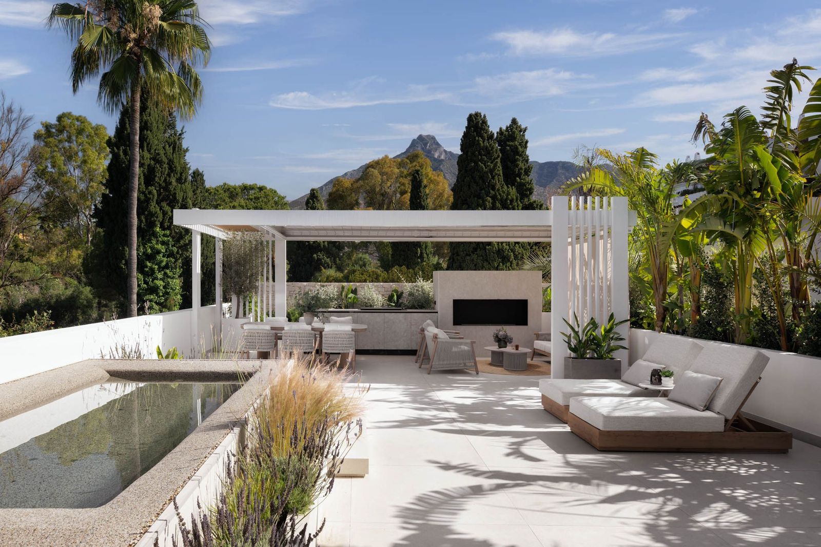 Ático dúplex modernizado con espectacular rooftop terrace en la Milla de Oro de Marbella