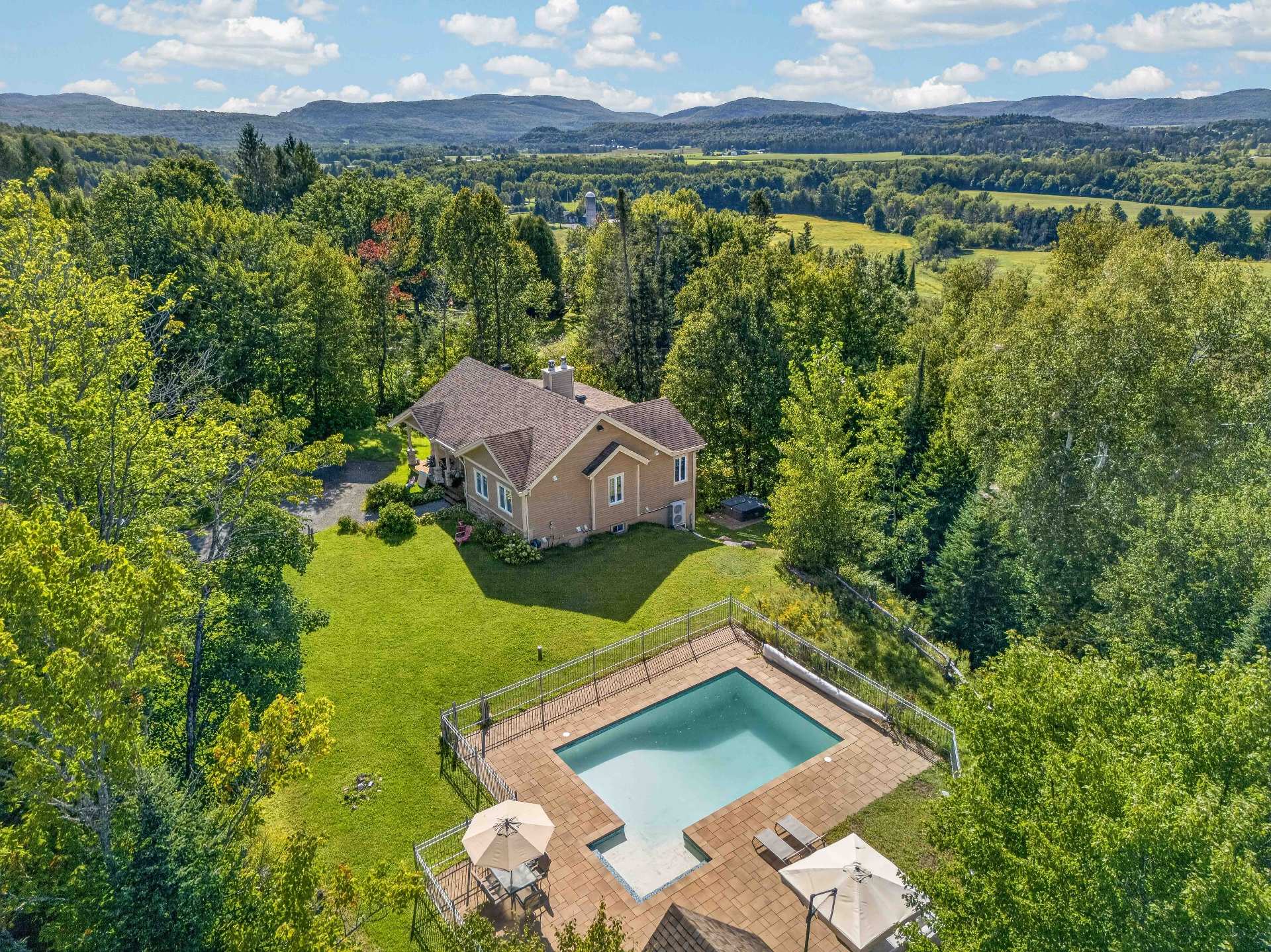Magnificent Home with Pool and Spa in Mont-Tremblant!