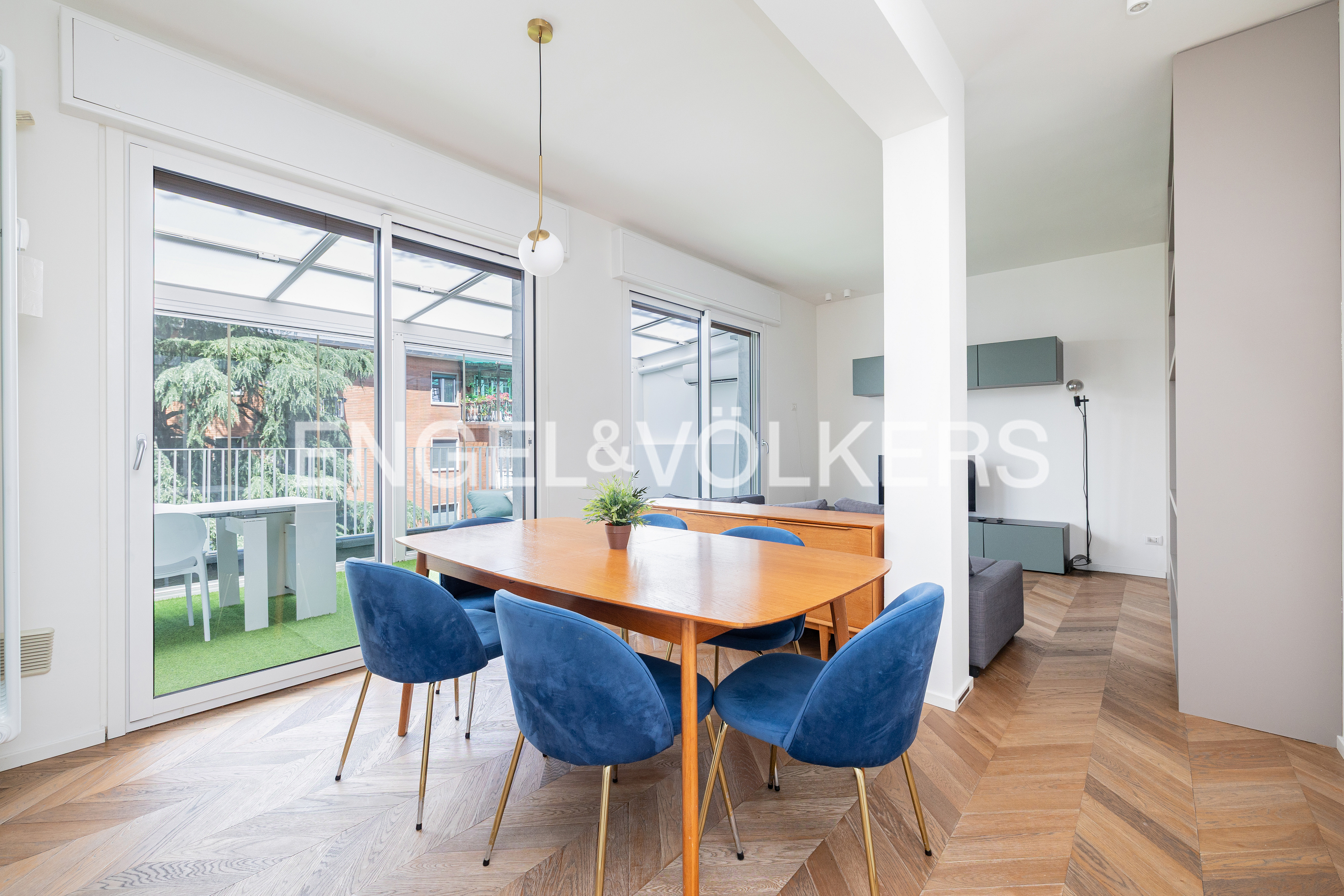 Refined 3-room apartment with terrace on Via Baldo degli Ubaldi