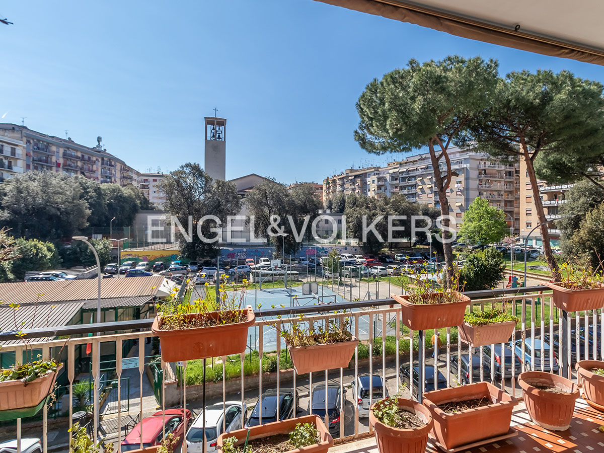 Spacious four-room apartment in Piazza Sabaudia