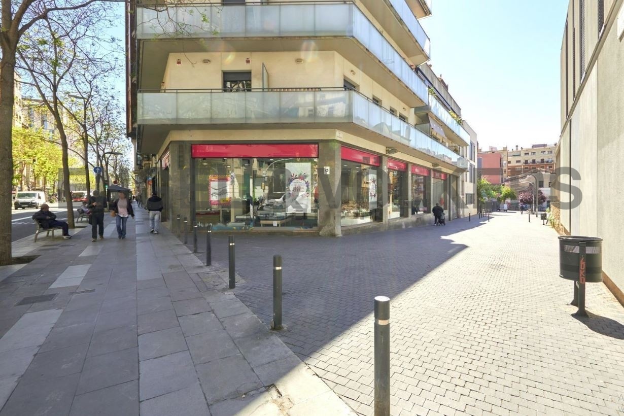 Local muy cerca de Plaza Espanya