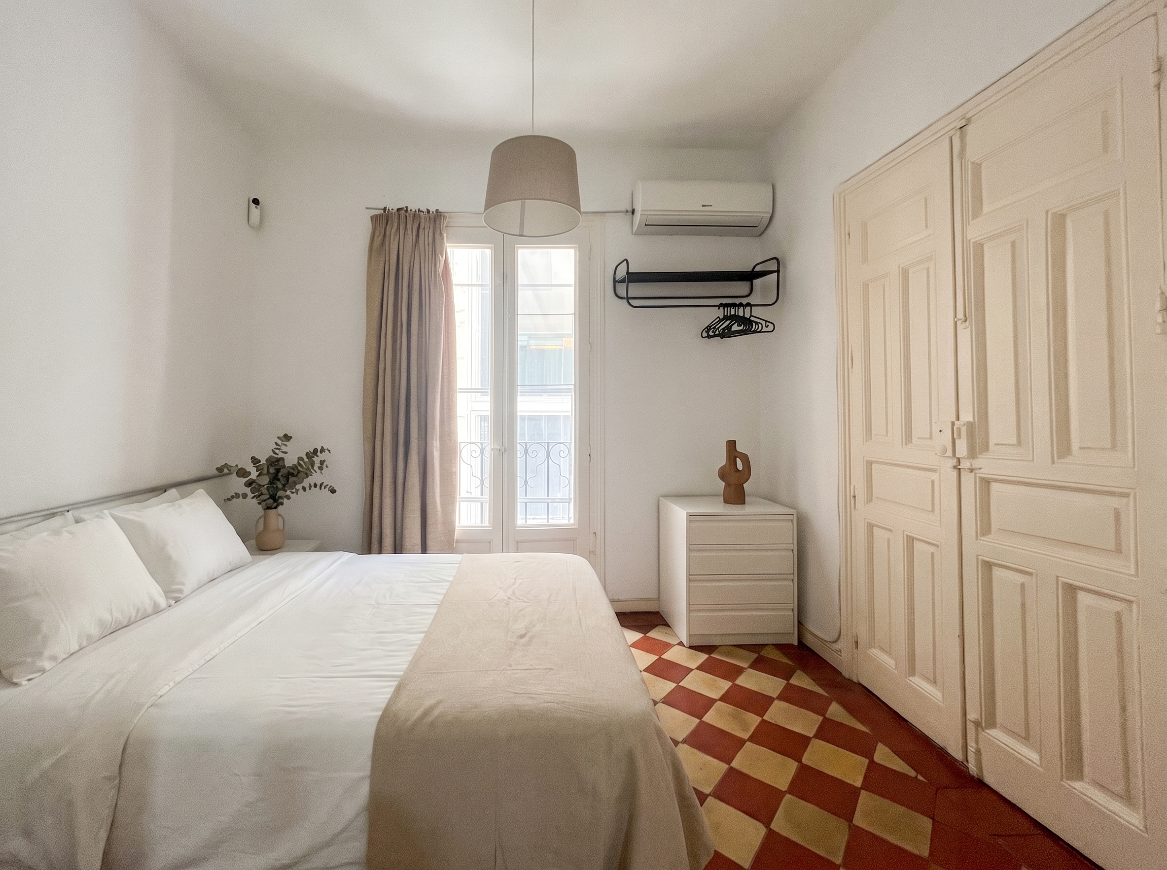 Cozy, Central 1-Bedroom Apartment on Fuencarral Street