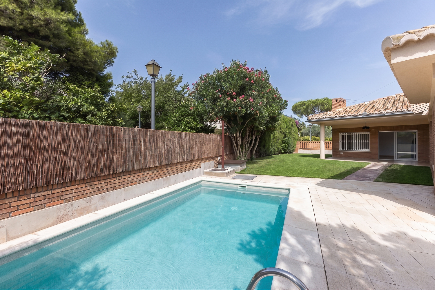 Exclusive villa in Rocafort. Privacy, spaciousness, and comfort just minutes from Valencia