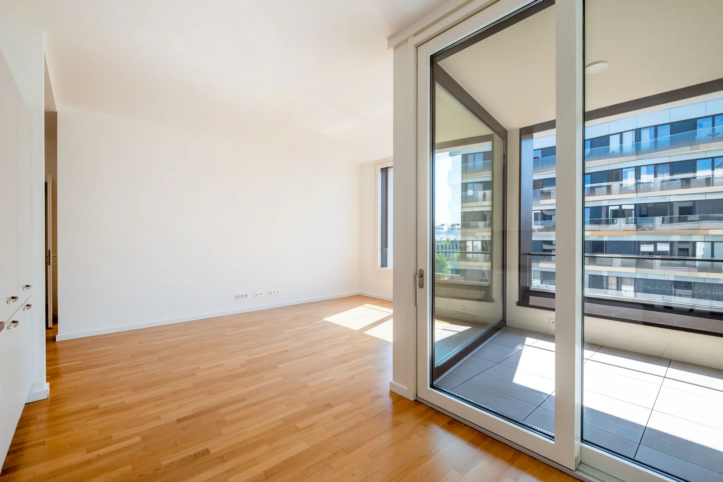 Modernes Wohnen in der Euopacity: 3-Zimmer-Apartment mit Wasserblick - Photo 2