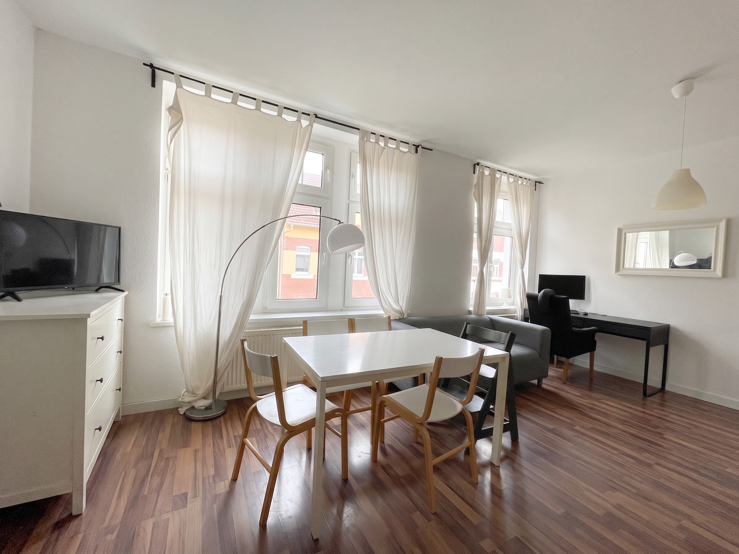 Möblierte Stadtwohnung mit Balkon und Aufzug! [KI-modifiziert]