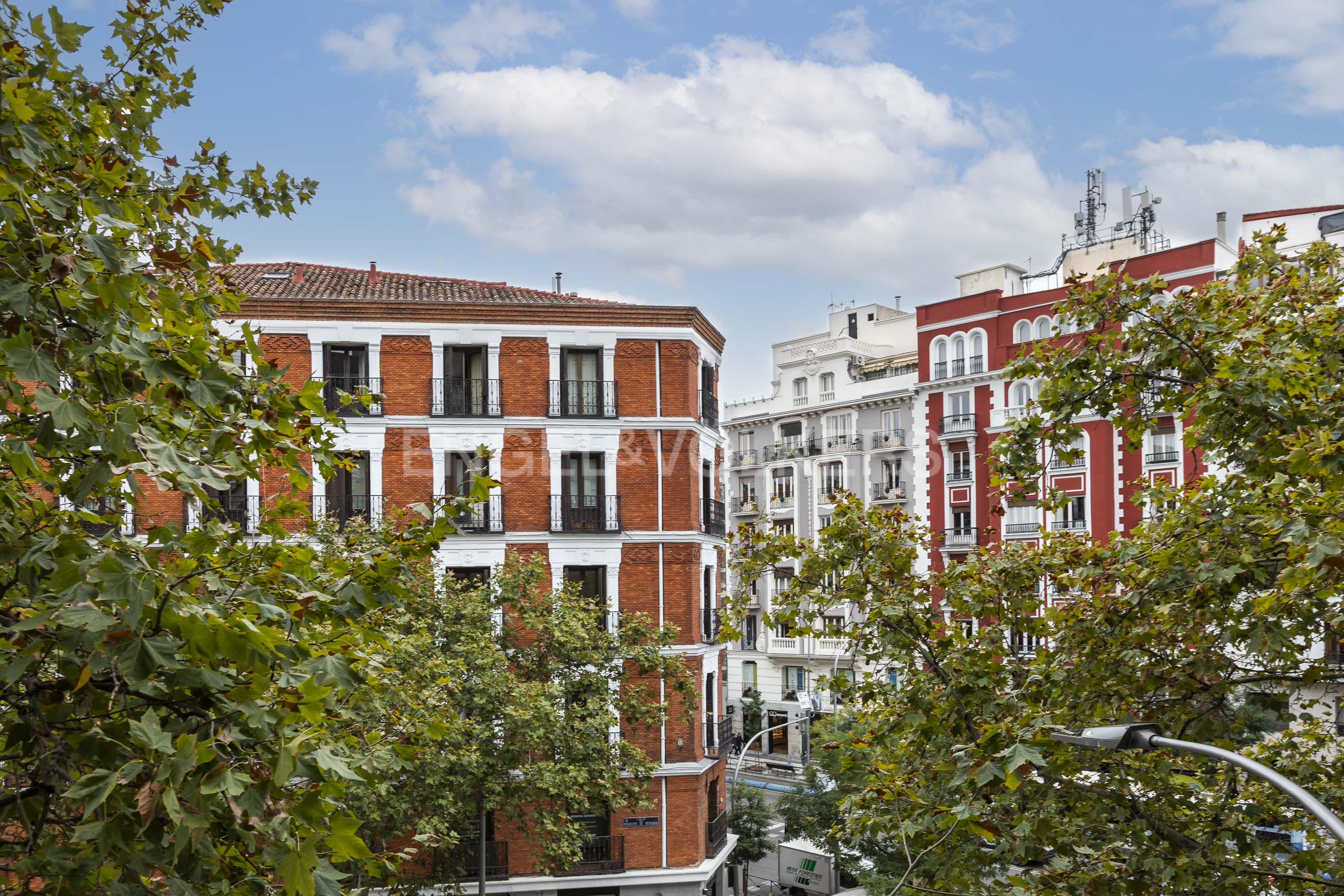 Refurbished exterior flat in Recoletos, Retiro Park.