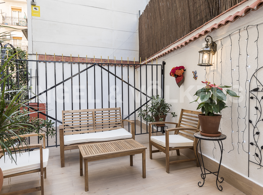 Duplex with 2 terraces, balcony and storage room. Character, spaciousness and exclusivity in the heart of Poble-sec