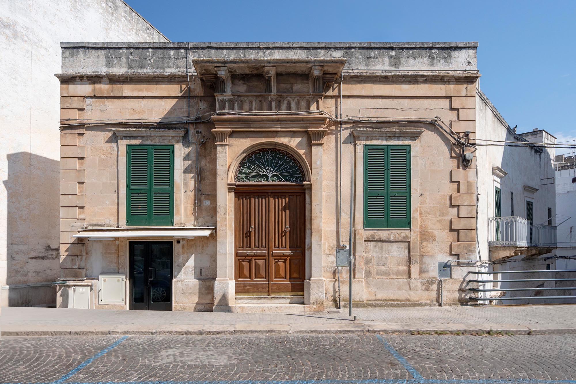 Independent building for hospitality and showroom use