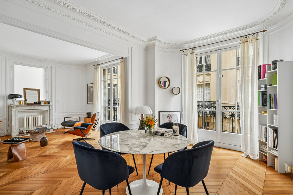 Renovated Haussmann apartment, 2 bedrooms in the heart of Passy