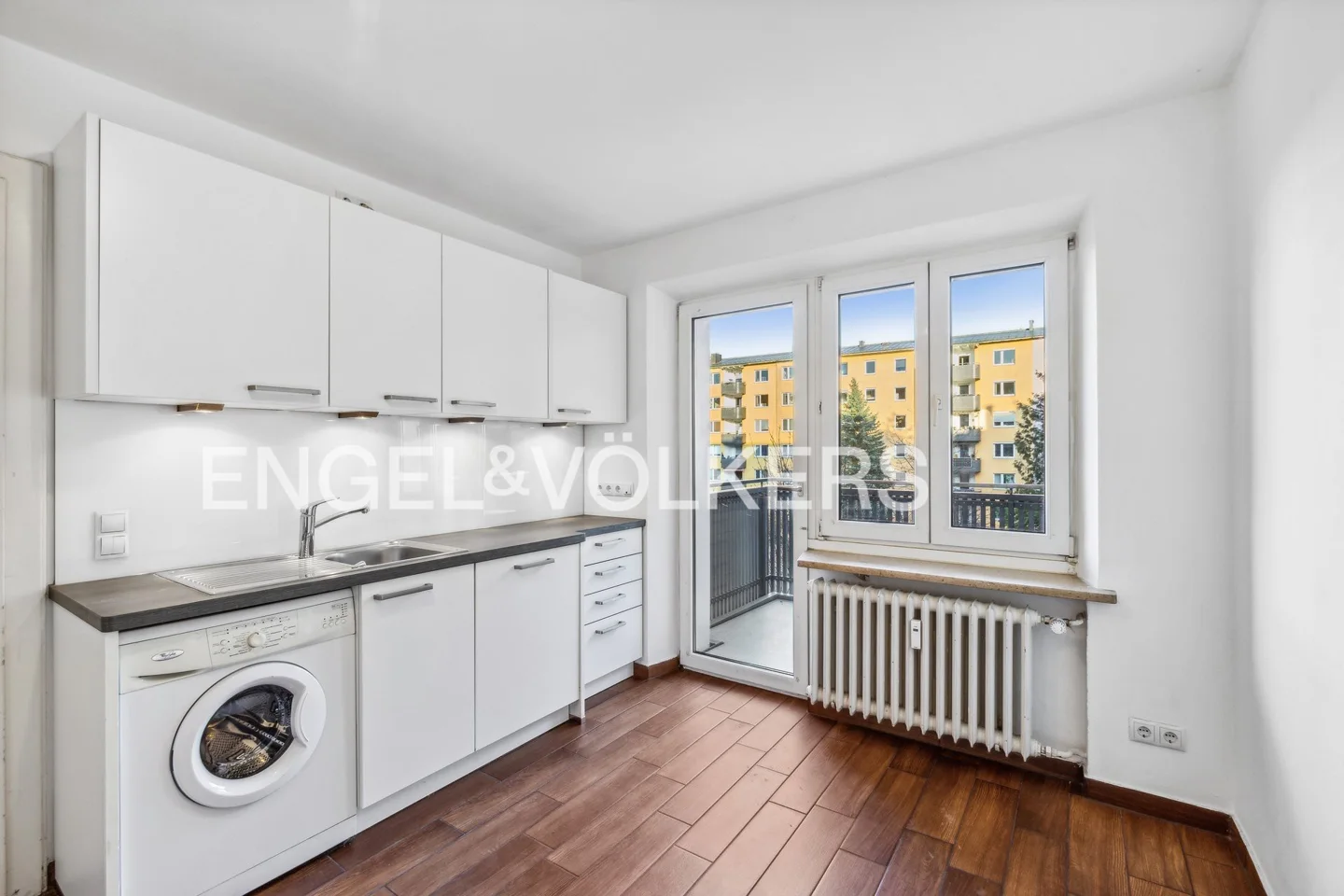 Bright 3-room apartment with balcony in sought-after Bogenhausen location