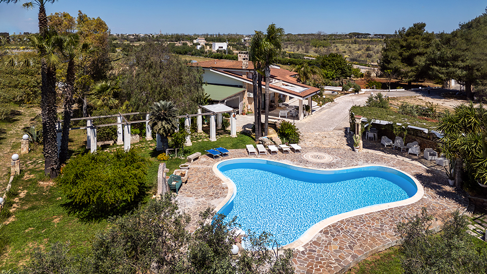 Villa con piscina e uliveto