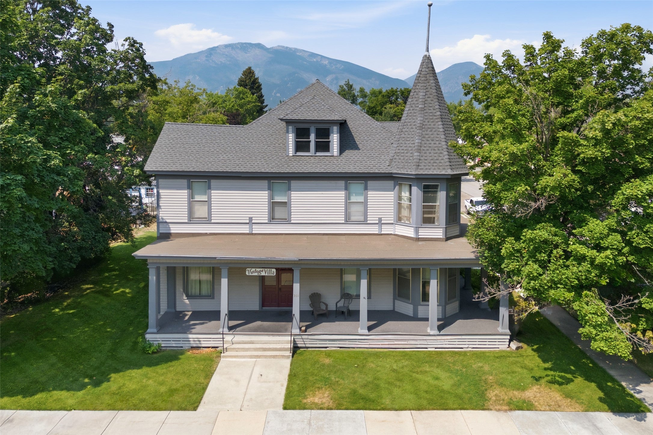 8 Unit Apartment in Victorian Style Building