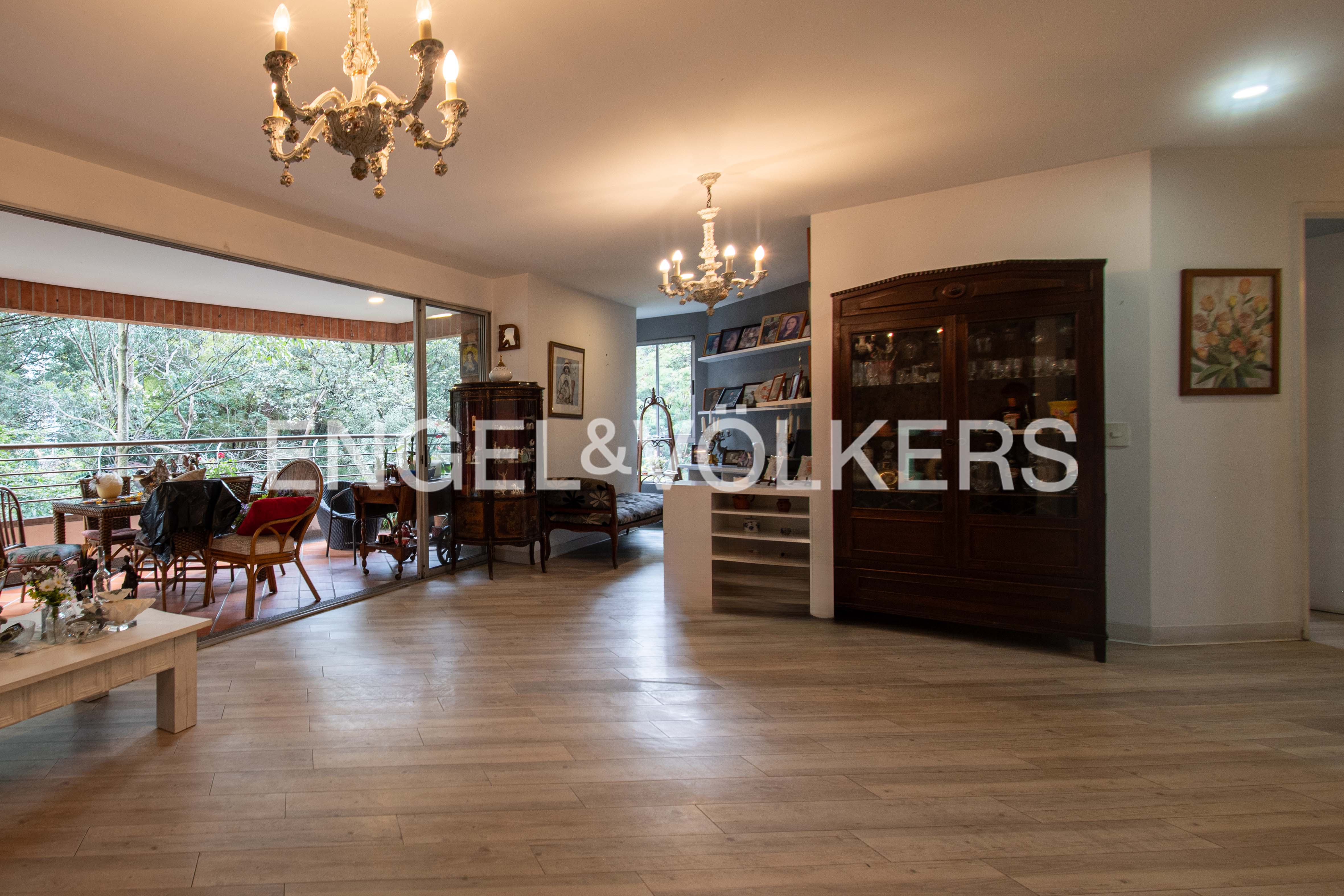 Apartamento con balcón y vista verde para venta en San Lucas, El Poblado