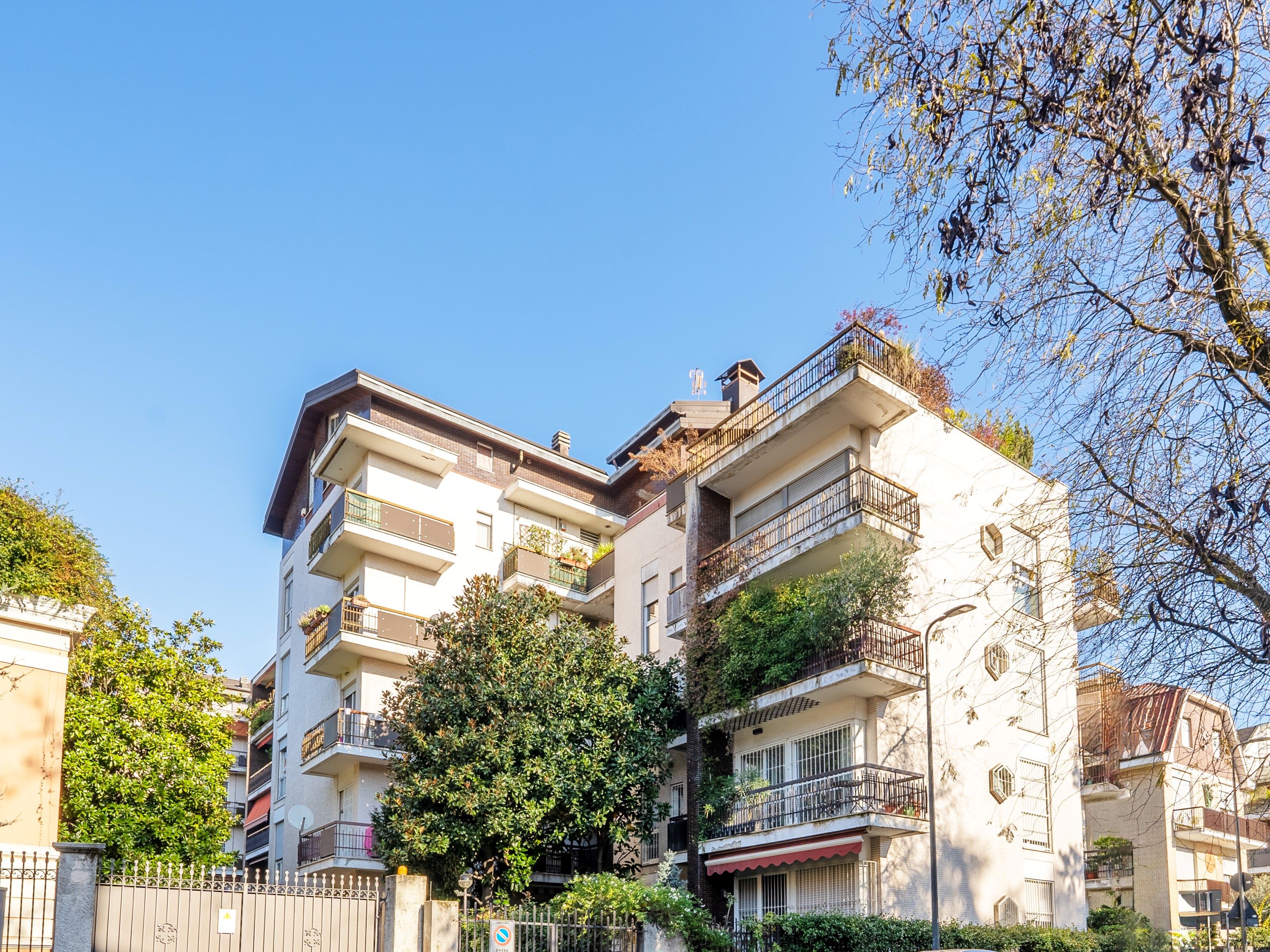 Spacious Top-Floor apartment in the Maggiolina Area