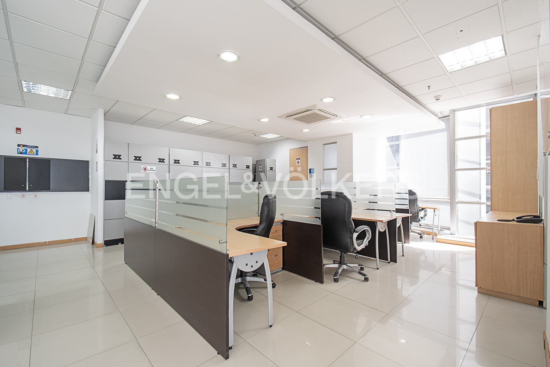 Excelente oficina amoblada en North Point