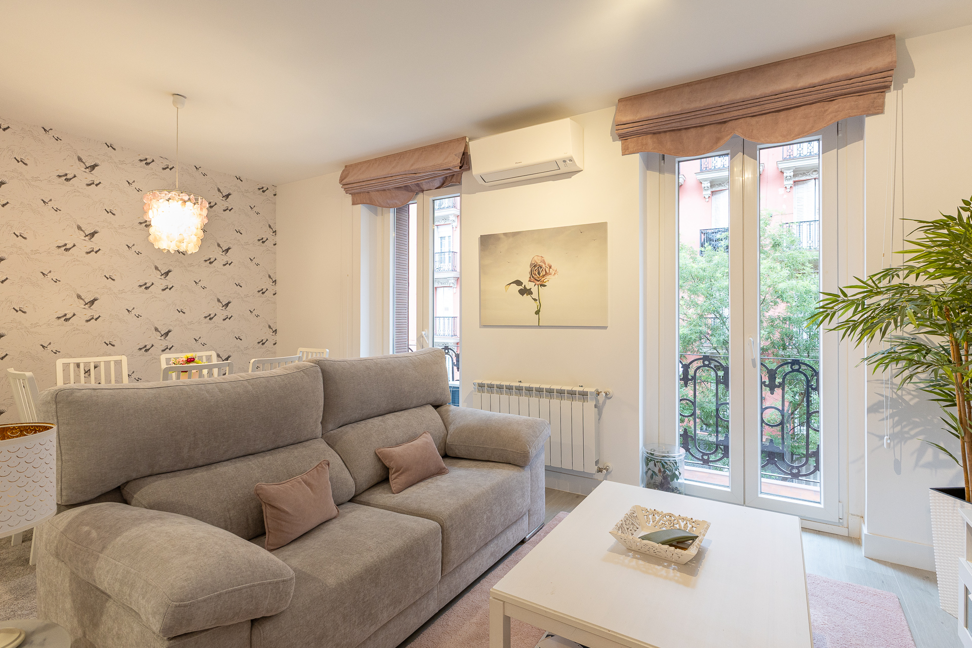 Bright apartment with two balconies facing the street in Arapiles