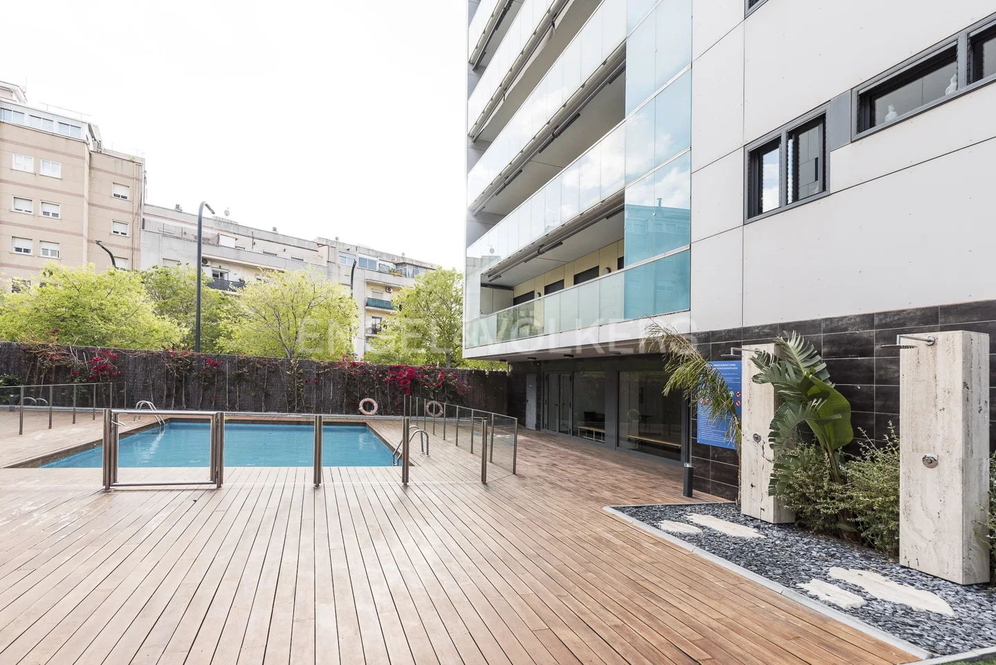 Exclusivo piso con terraza y piscina.