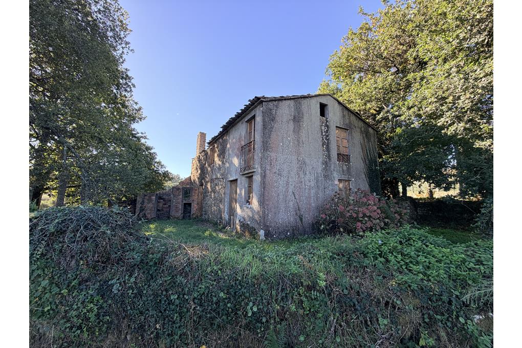 E&V sells house requiring complete renovation, with a 1,170 m² plot, in Lugar de Regoufe, Teo: