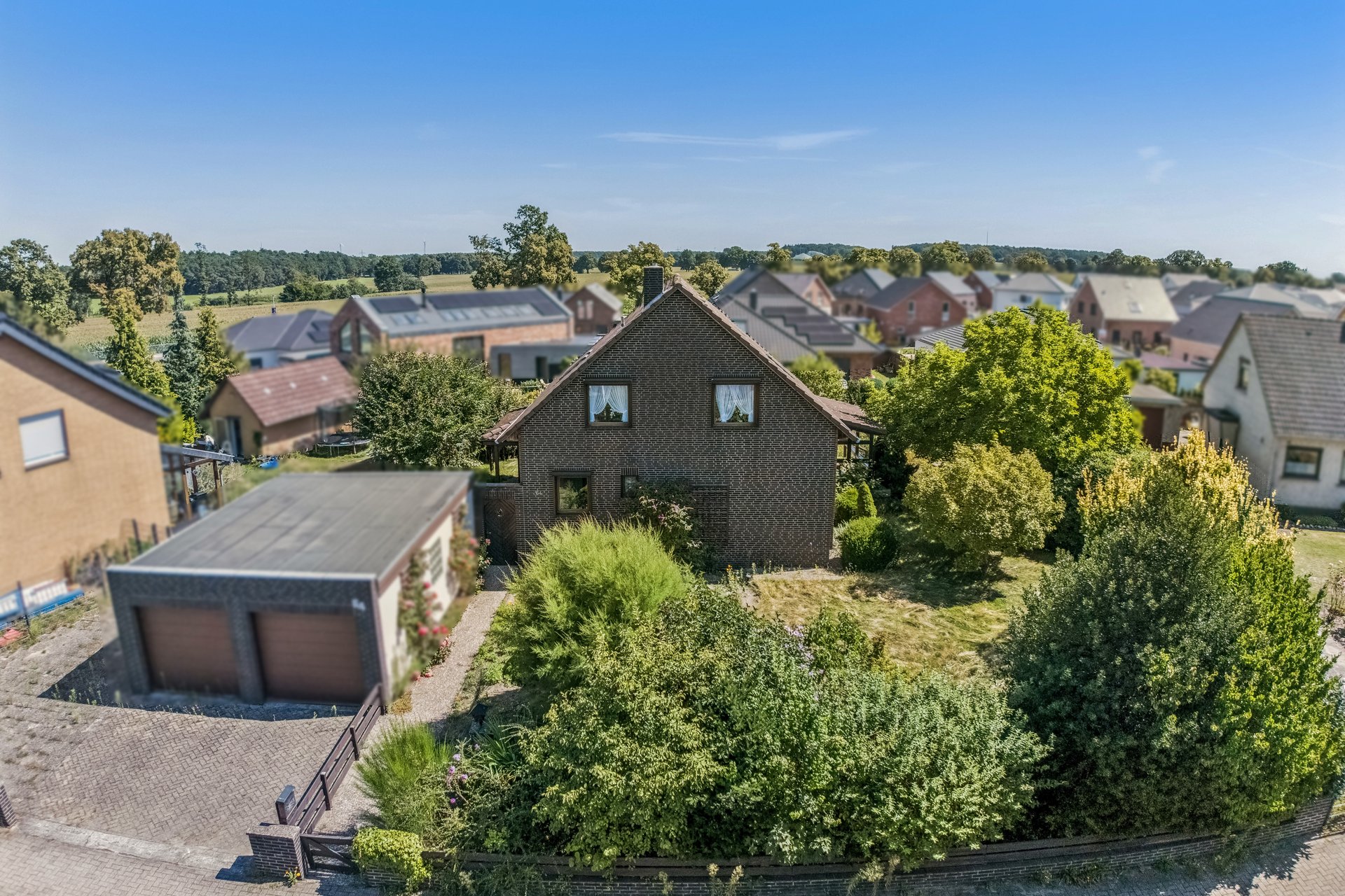 Charmantes Einfamilienhaus mit viel Raum, Gartenidylle und Doppelgarage in Celle-Garßen