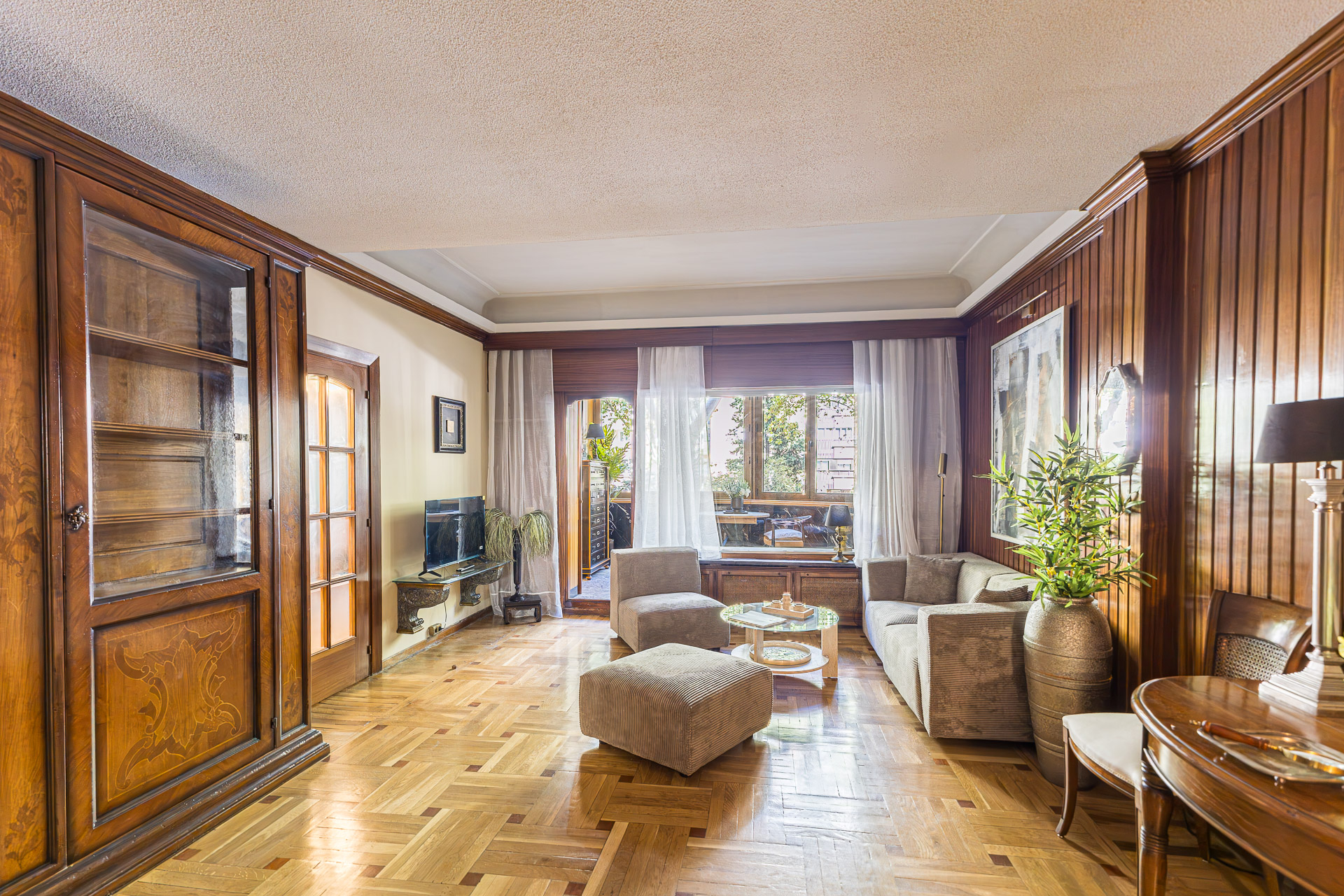 Great apartment on Paseo Reina Cristina with a parking space