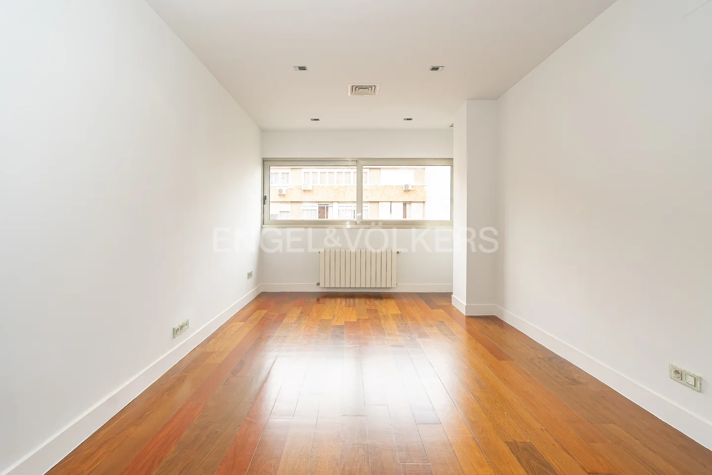 Unfurnished and bright apartment close to Orense street