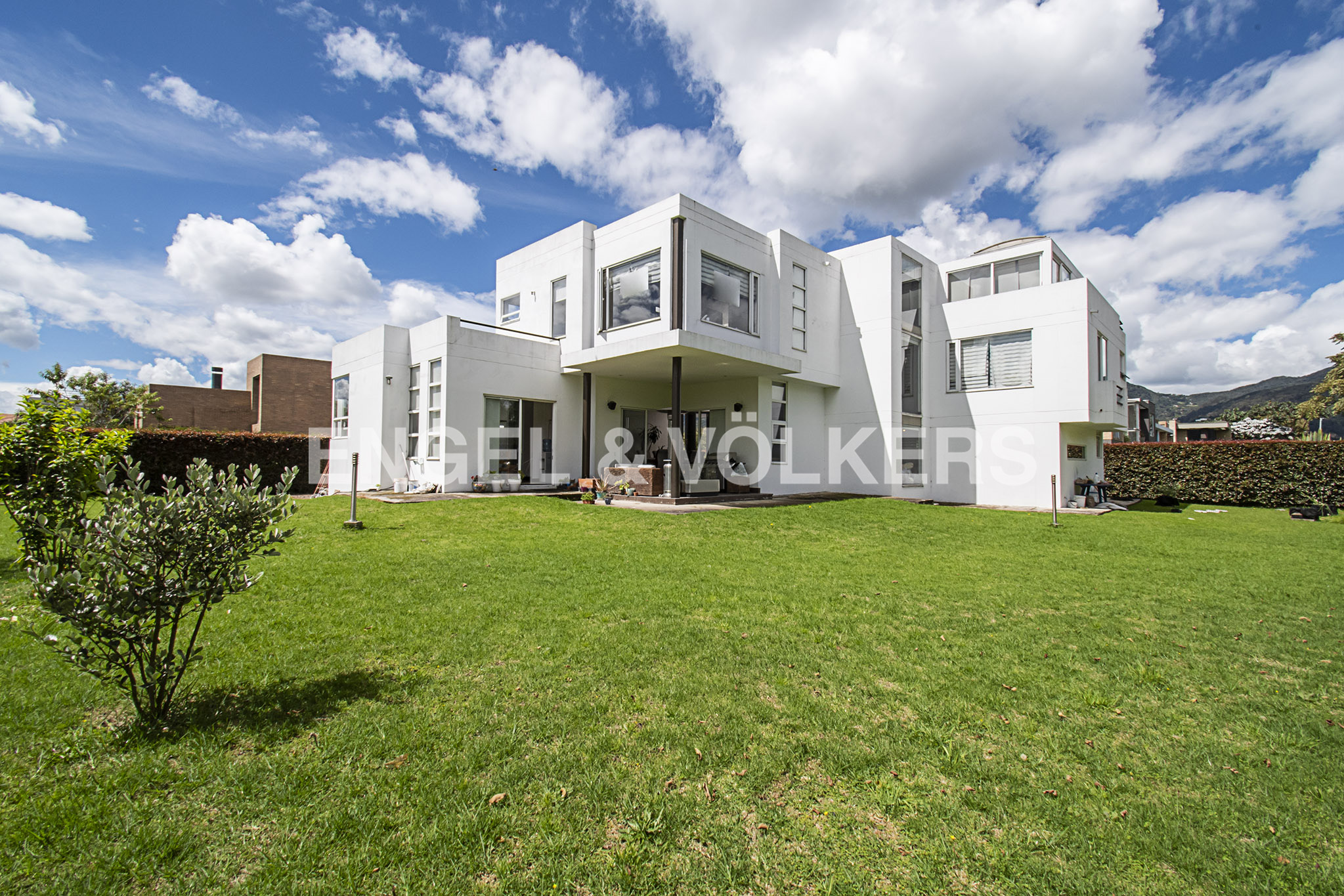 Amplia casa para arriendo en San Simón, Guaymaral
