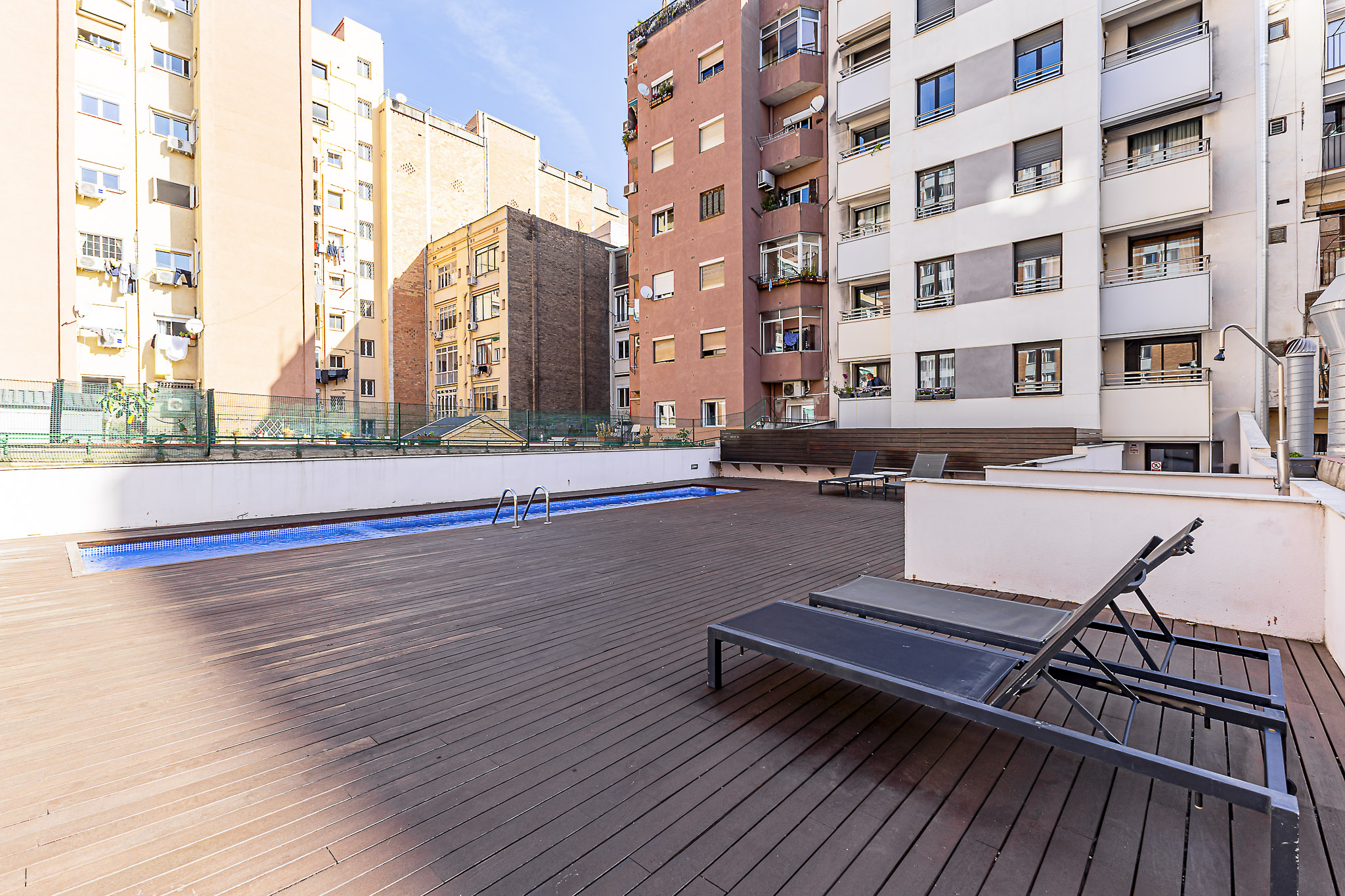 Apartment with large terrace and pool next to the park