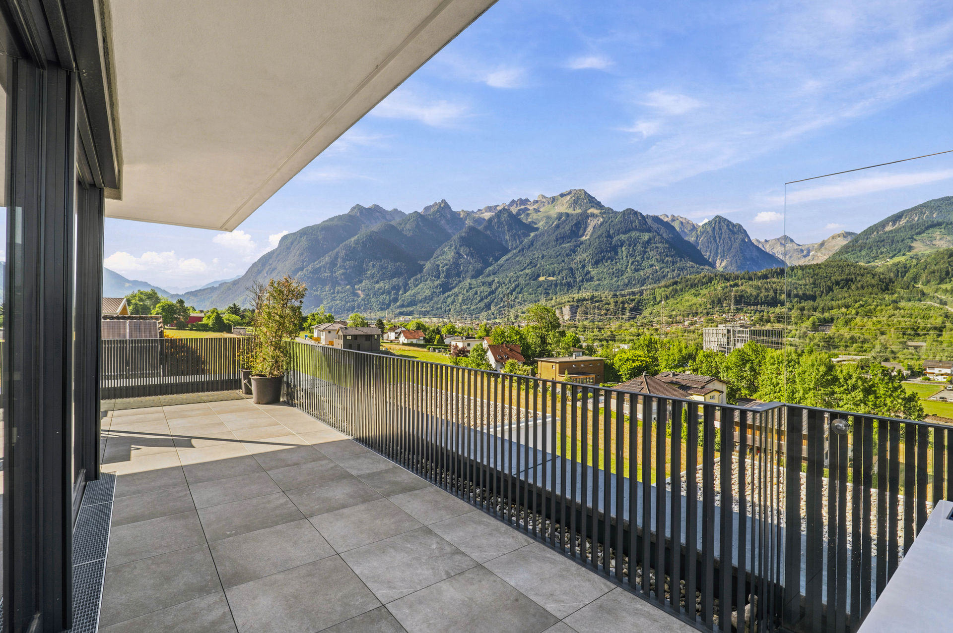 Stilvolle Penthousewohnung mit privatem Lift, großzügiger Dachterrasse und beeindruckender Bergkulisse!