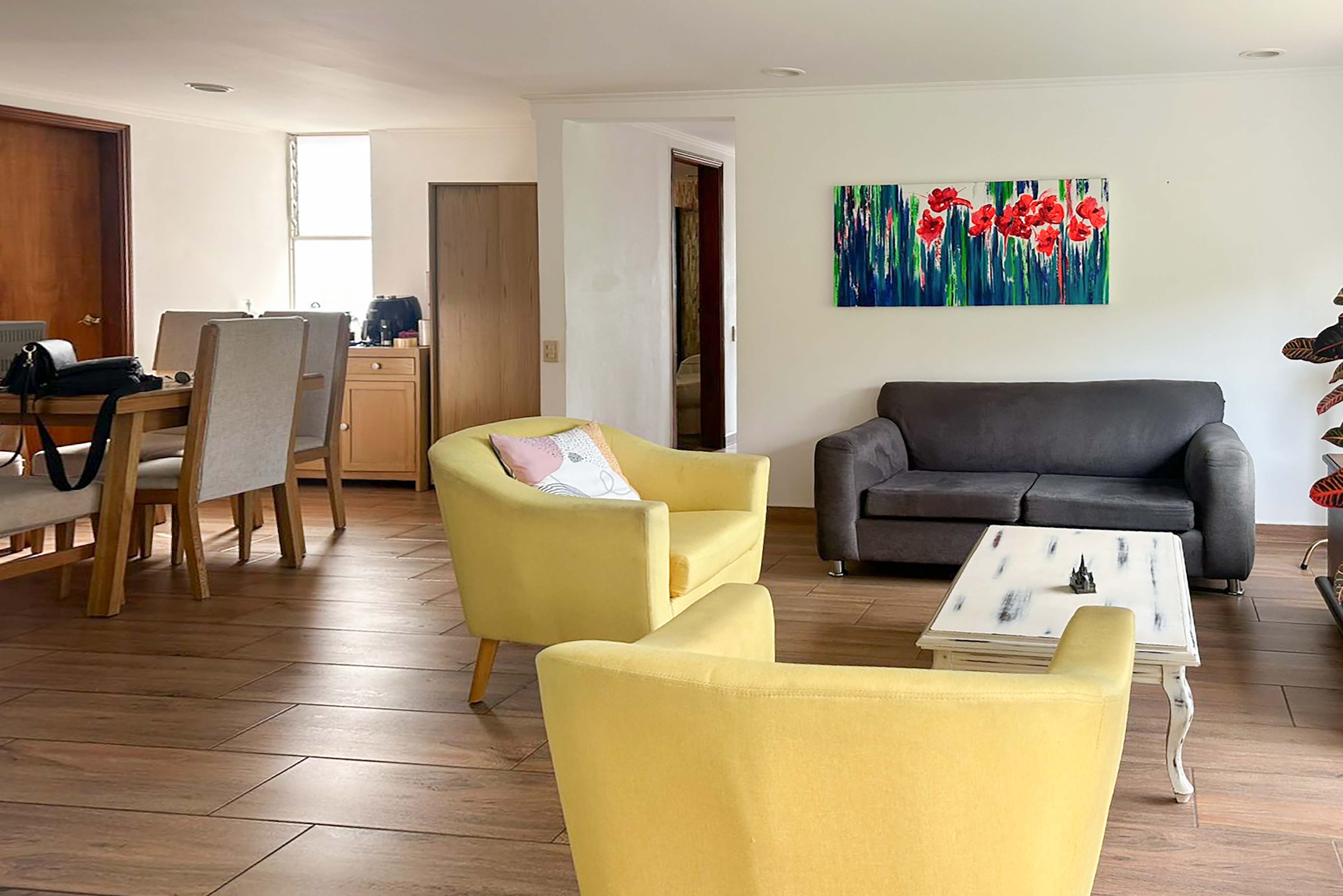 Apartamento iluminado y con vista verde para venta en Los Balsos, El Poblado