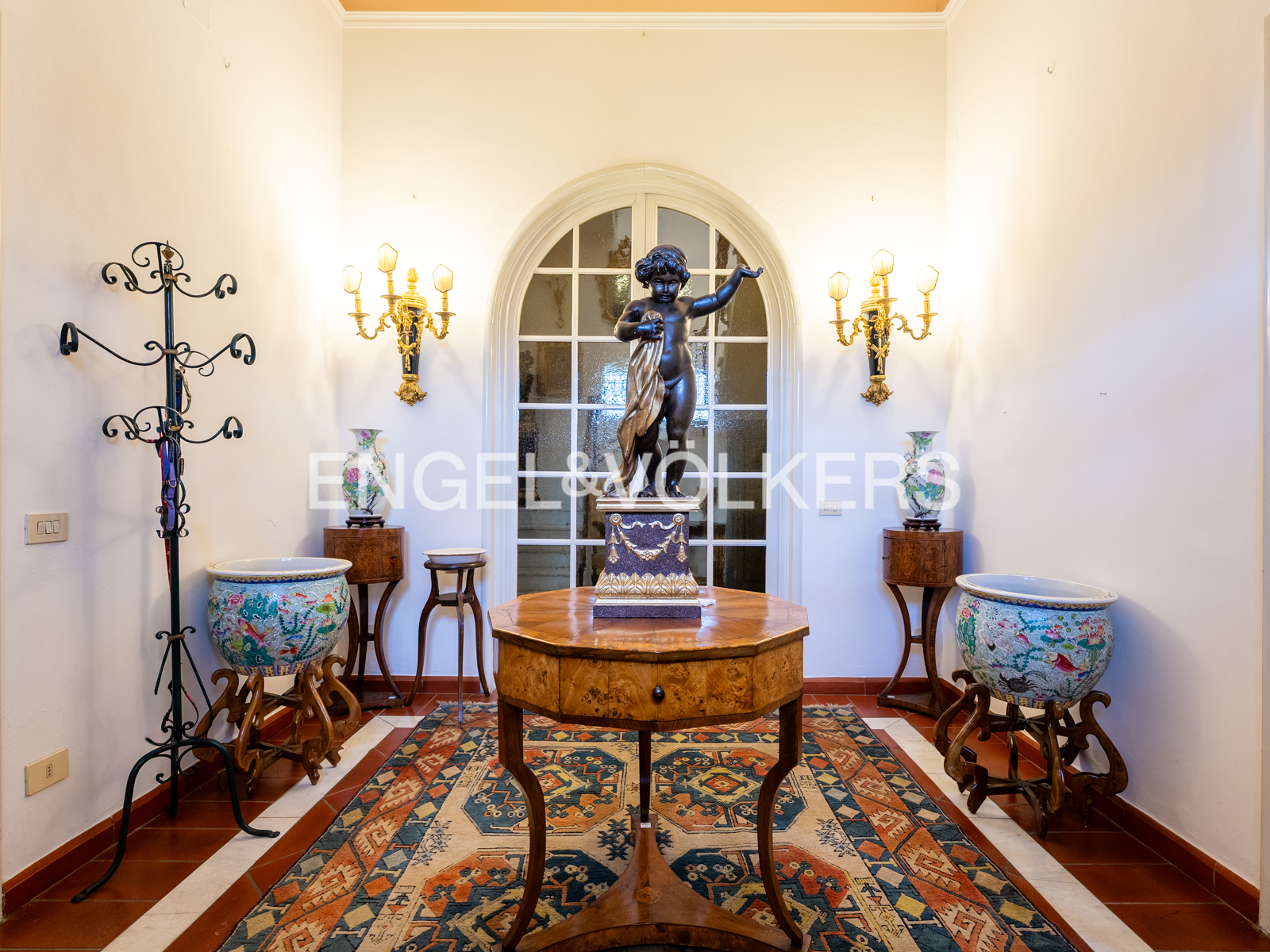 Exklusive Herrschaftsvilla mit Dom-Blick und privatem Garten