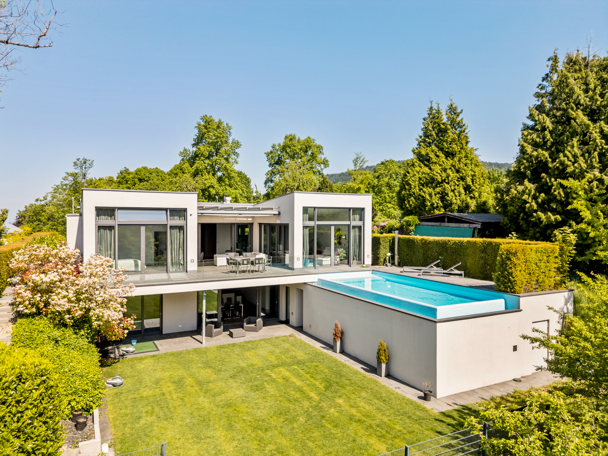 Exklusive Villa mit Infinity-Pool und unverbaubarem Blick über den Schwarzwald in Bestlage
