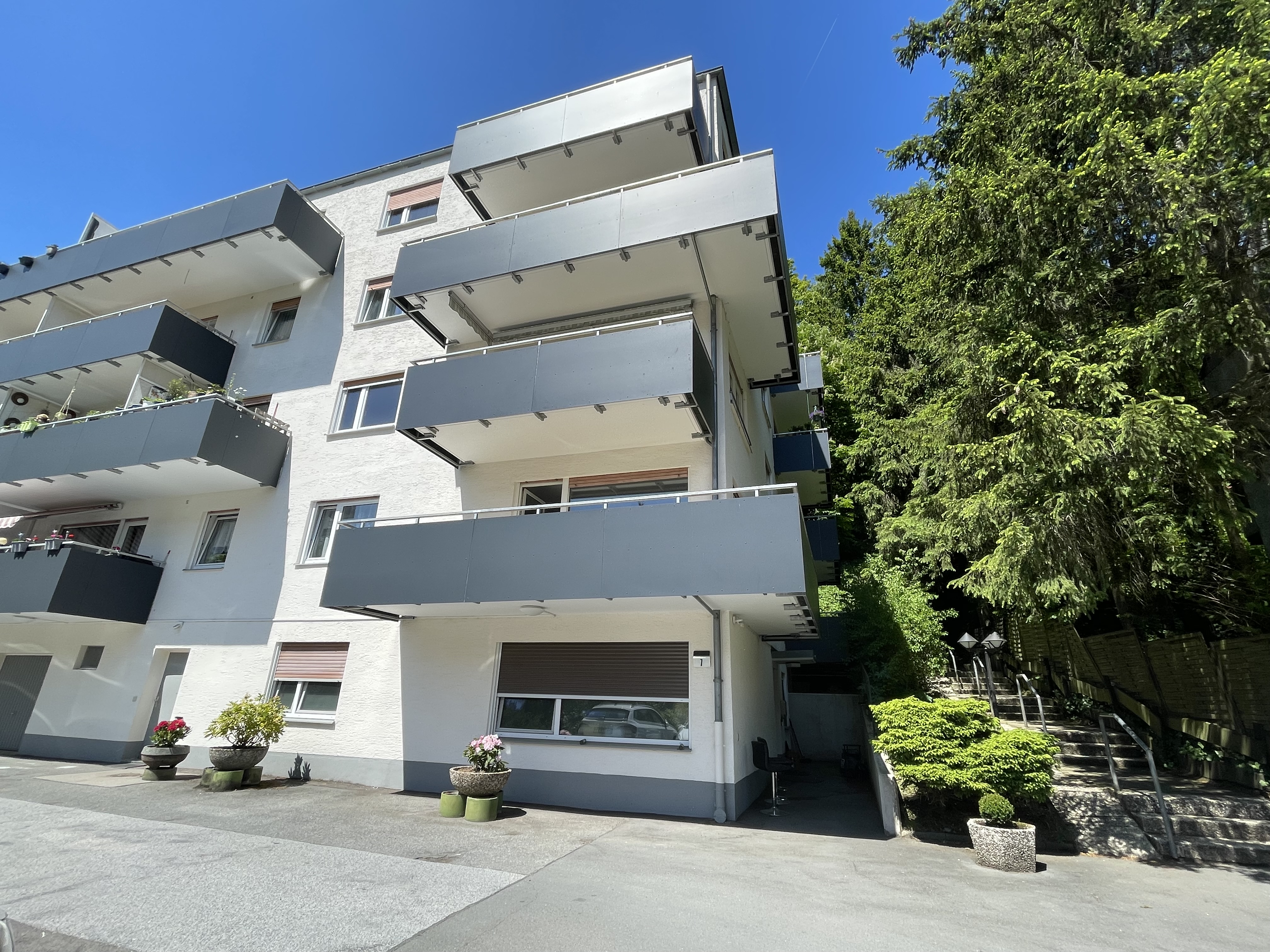 Geräumige 4-Zimmer-Eigentumswohnung mit zwei Balkonen und Gestaltungspotenzial