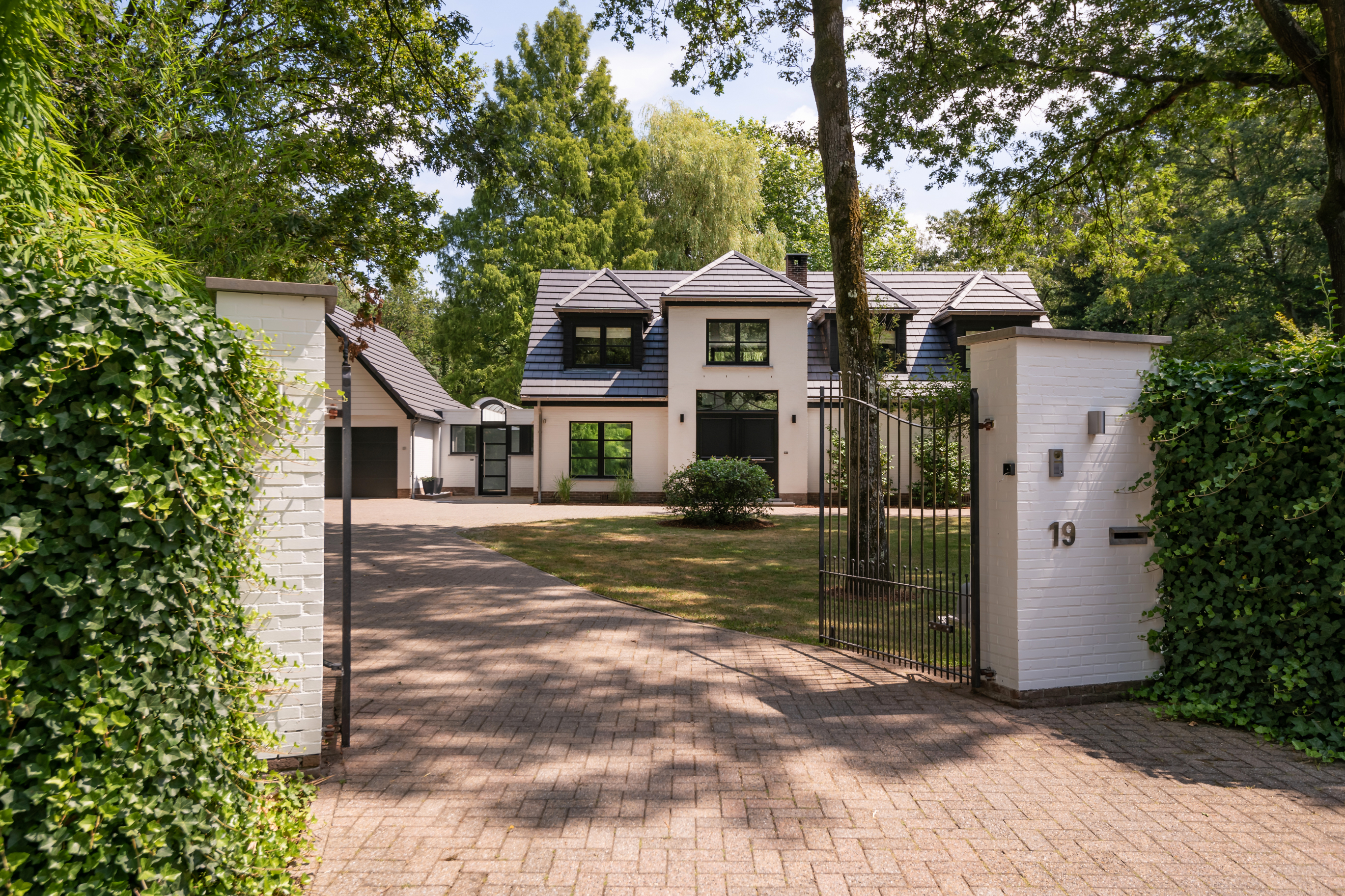 Tijdloze villa op een ruim en bosrijk perceel in Kapellen