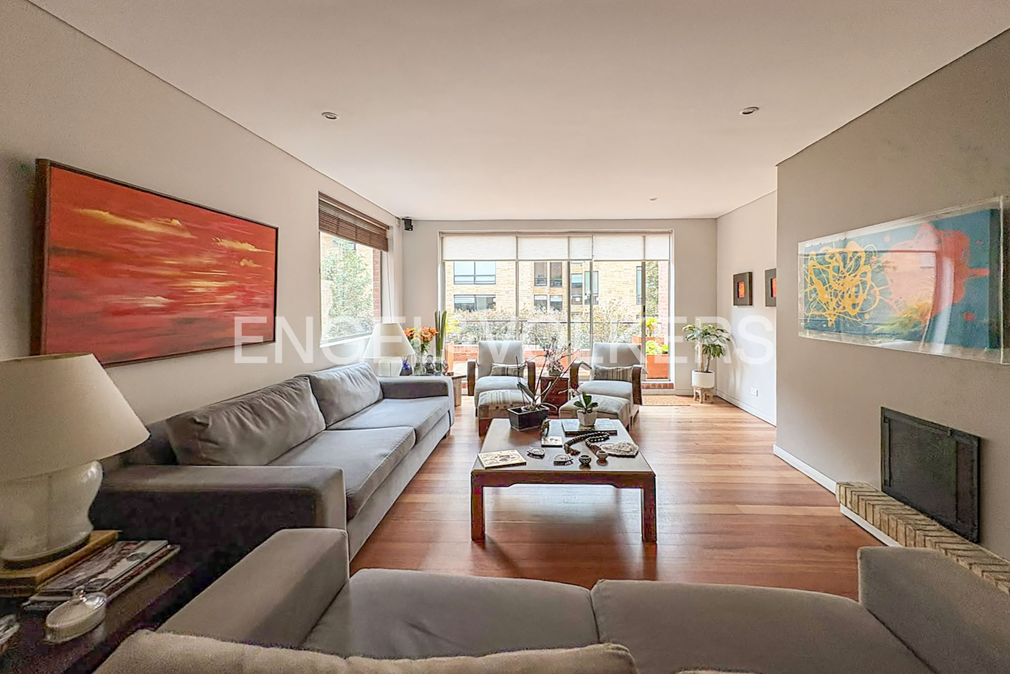 Apartamento con terraza y balcón para venta en Rosales