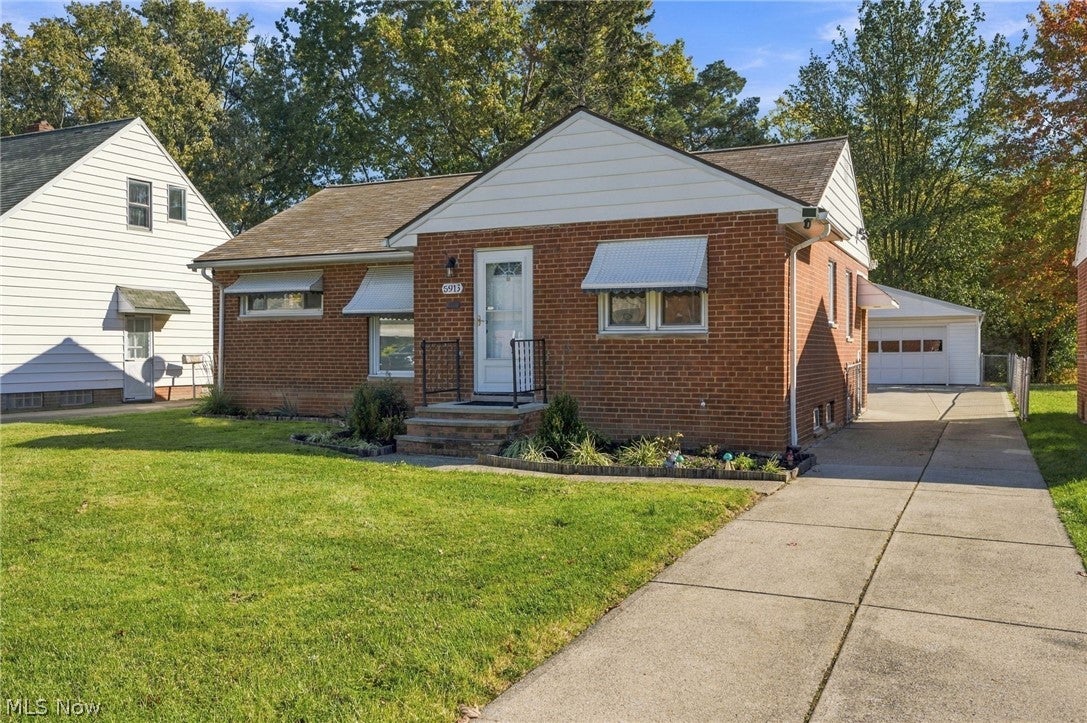 Charming 3-Bed Ranch in Garfield Heights