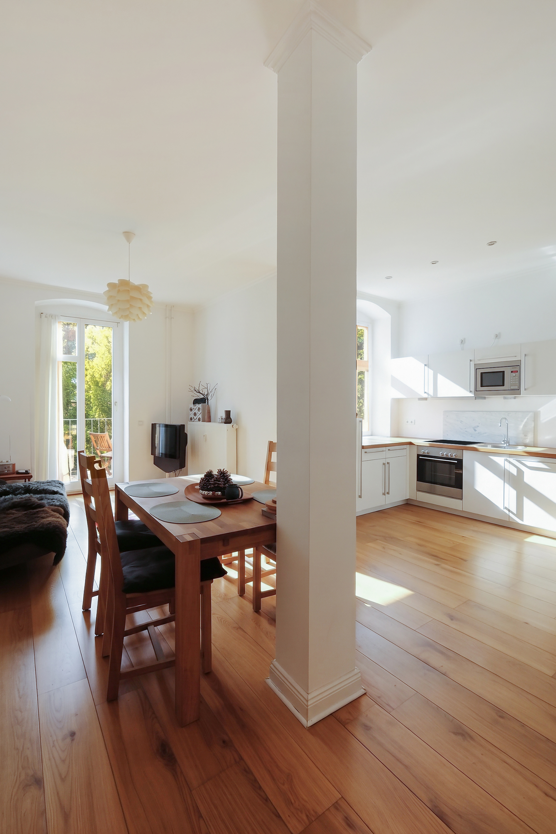 Old-building charm near Boxi: 2.5-room apartment with sunny southwest-facing balcony