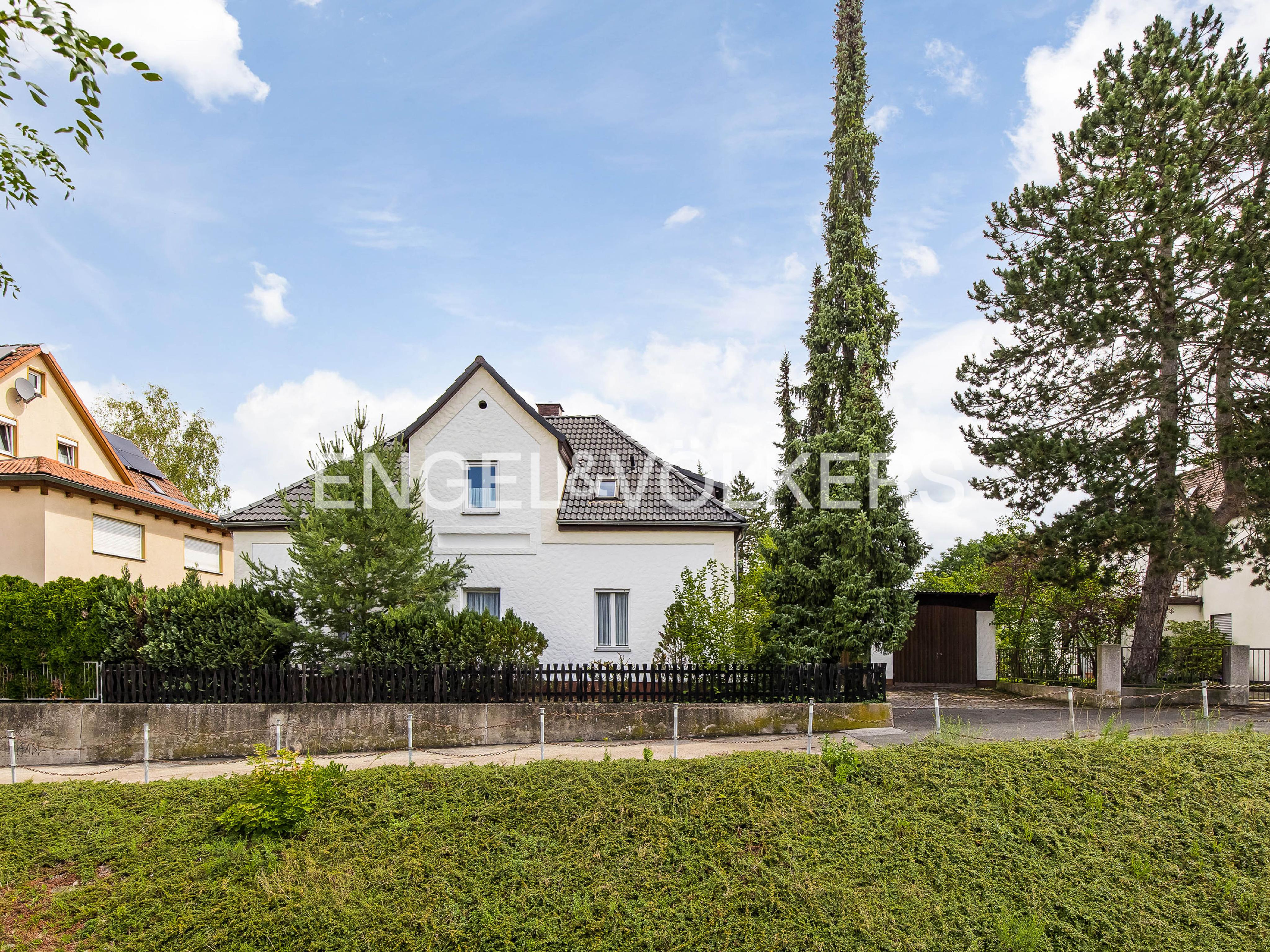 Charmantes Zweifamilienhaus auf großzügigem Grundstück mit Teilungsmöglichkeit