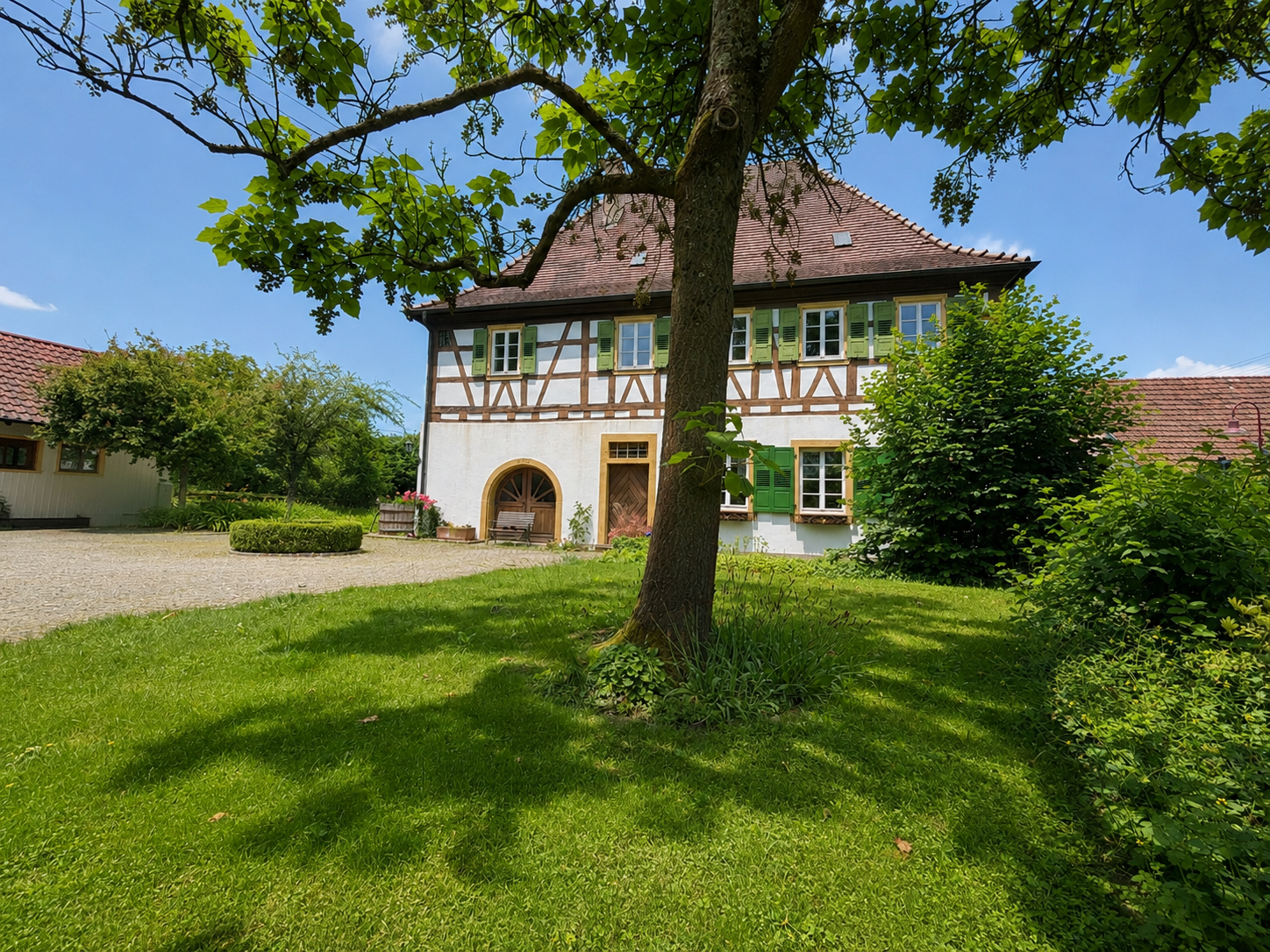 Historisches Schmuckstück: Charmantes Pfarrhaus mit großem Areal + Nebenhaus