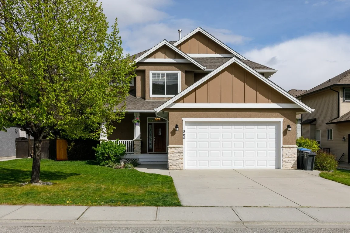 Meticulously maintained 5 bedroom plus a den family home!