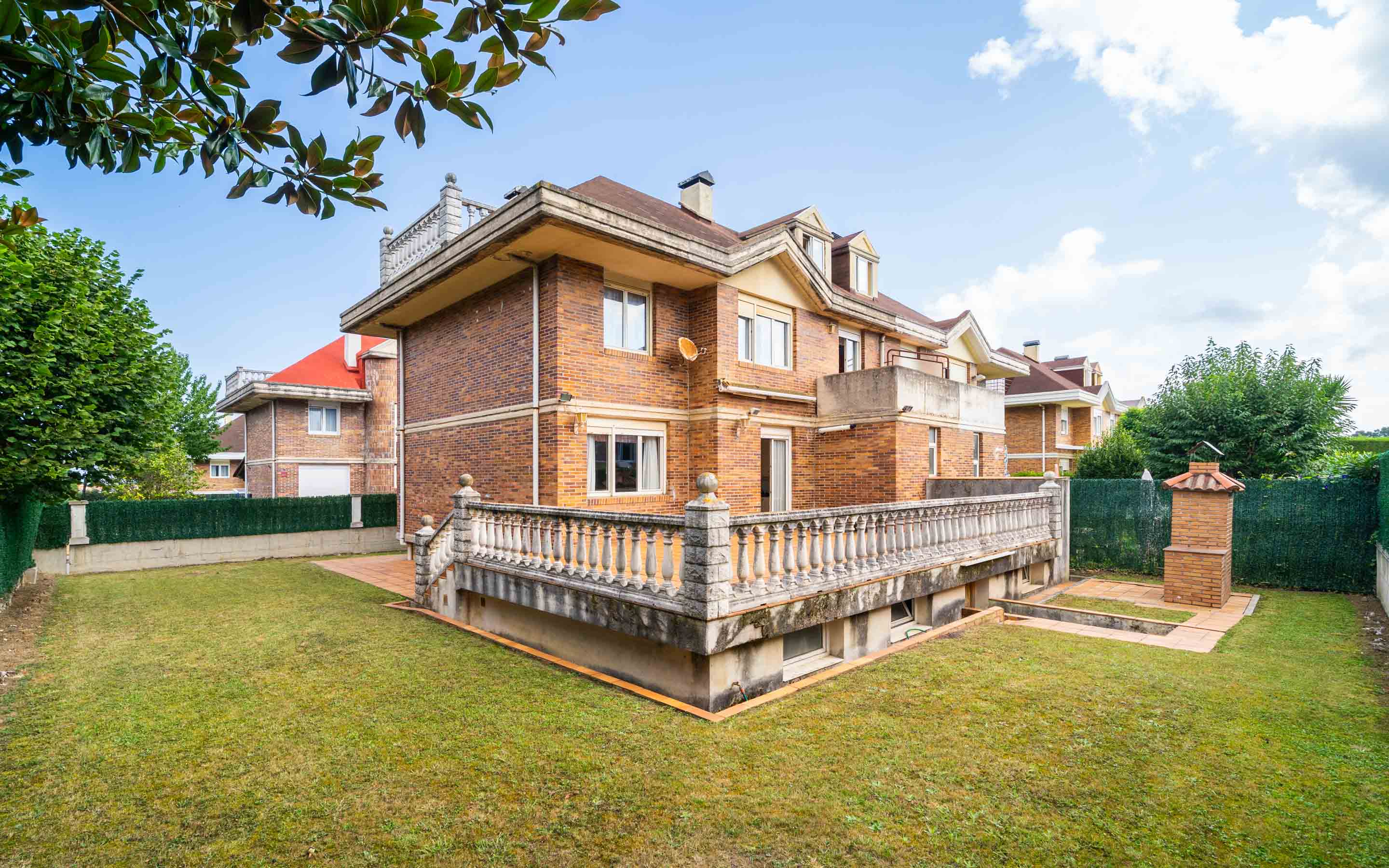 Semi-detached house in a private gated community in Bezana