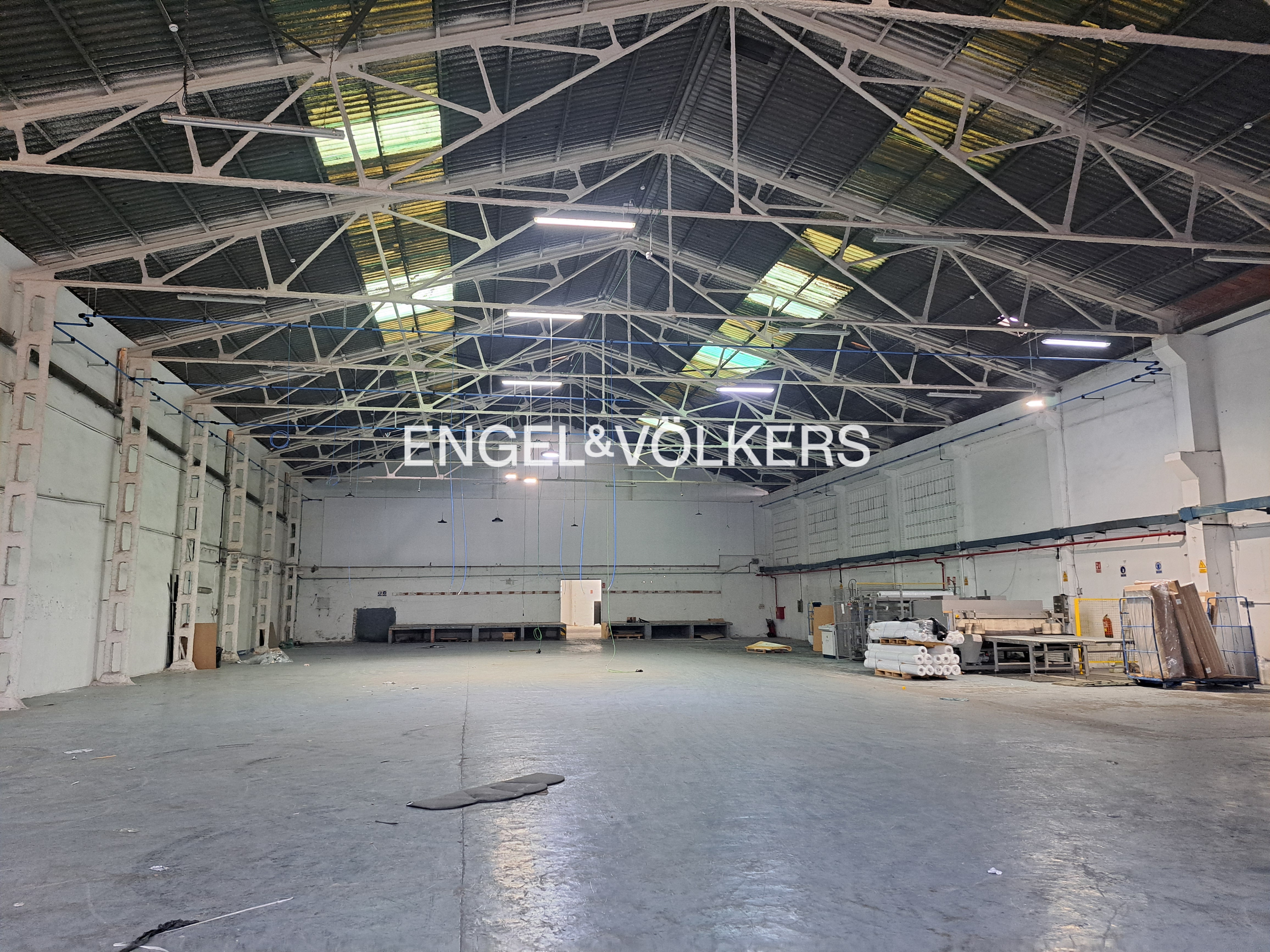 Nave de 9 metros de altura sin columnas