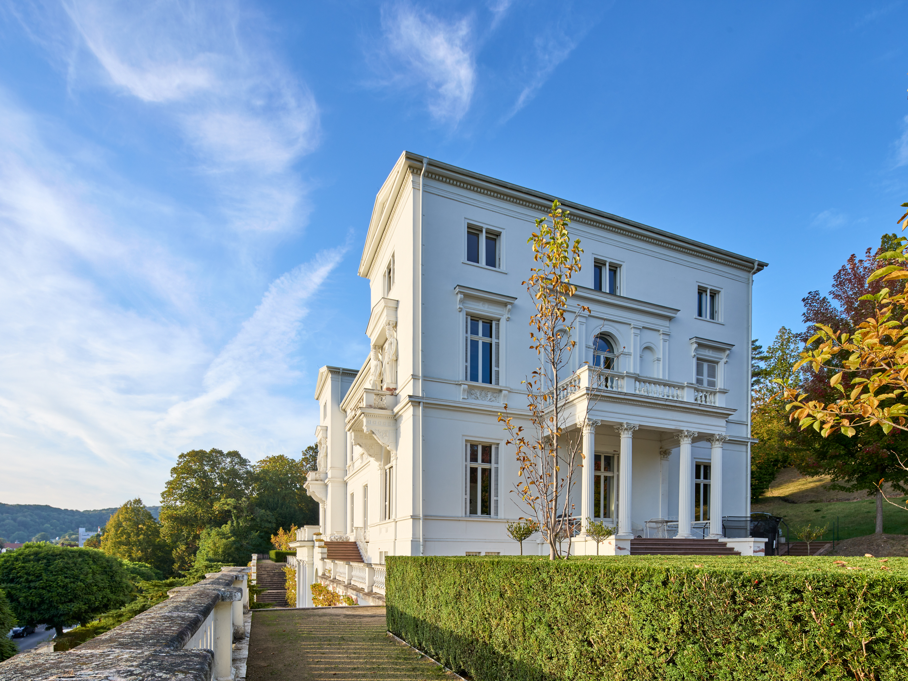 Ein Zuhause mit Charakter – außergewöhnliches Wohnen im 2. OG der historischen Weißen Villa