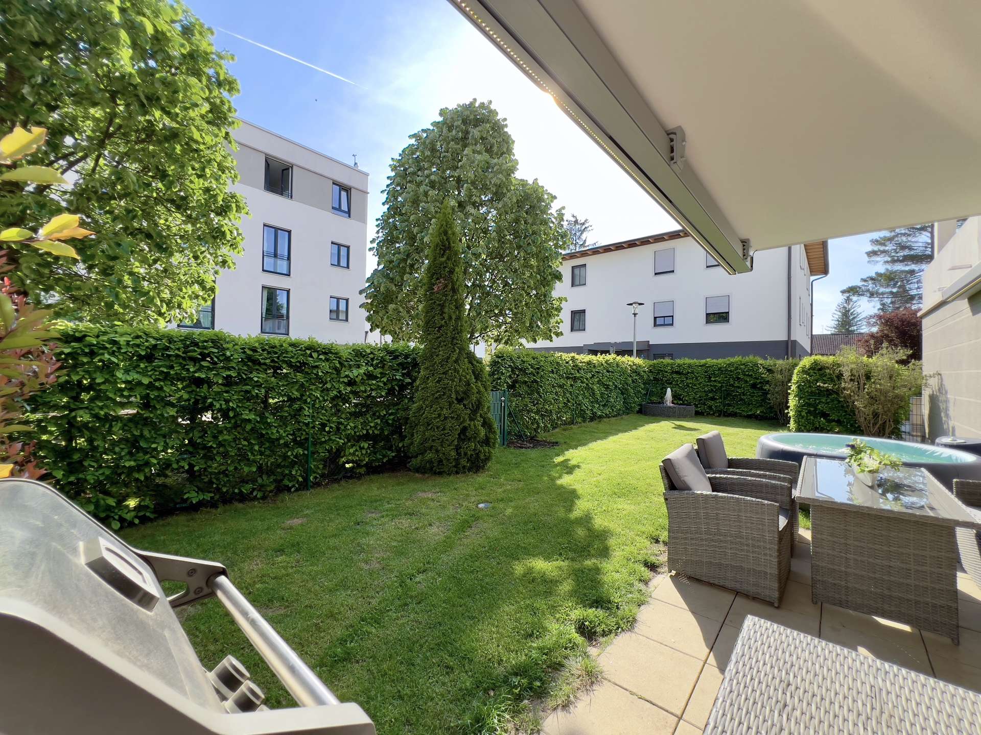 Stilvoll möblierte Luxuswohnung mit sonnigem Garten und Südterrasse