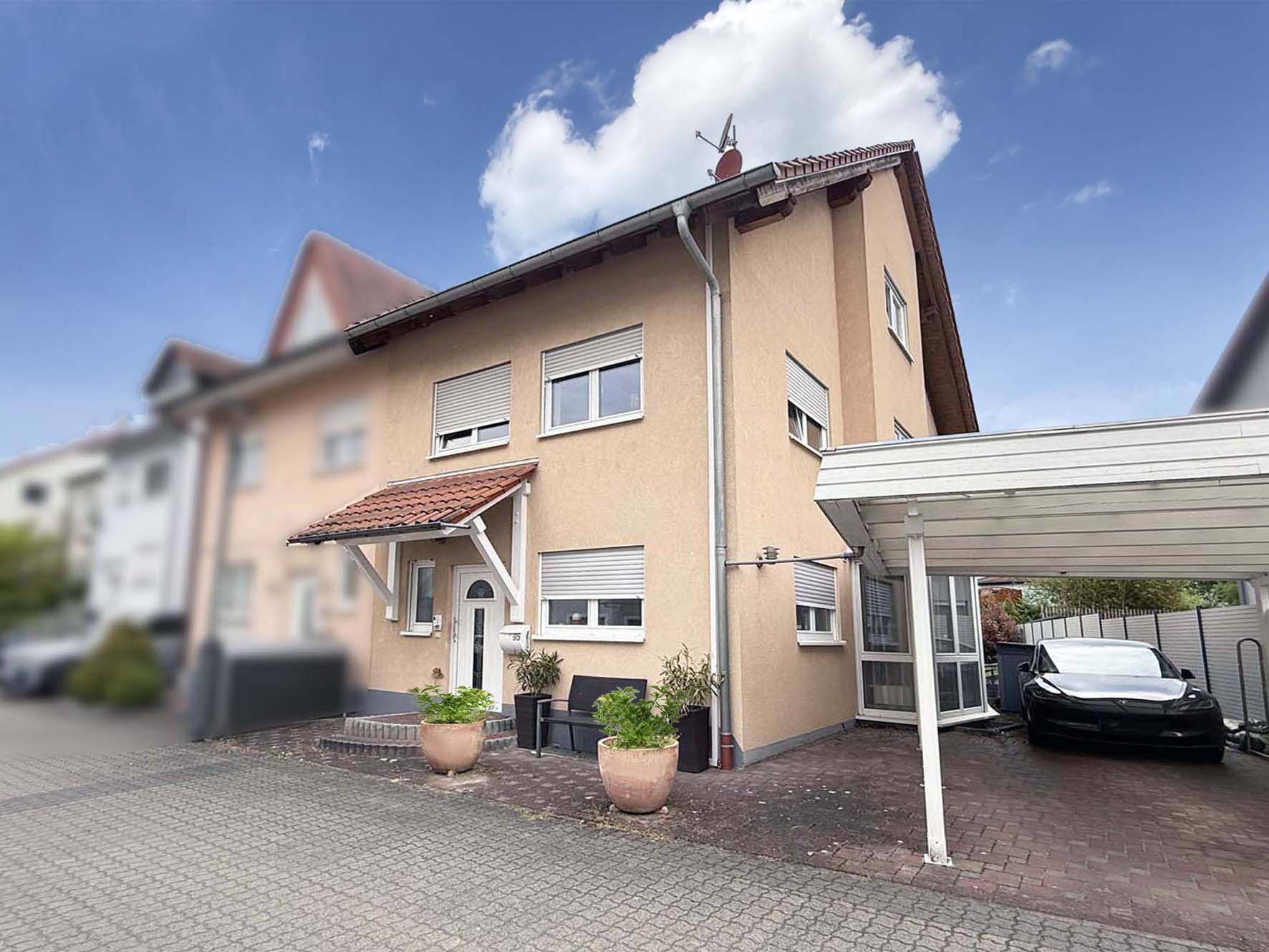 Nähe Europäische Schule: Gepflegte DHH mit Photovoltaik, Kamin und Glasfaser